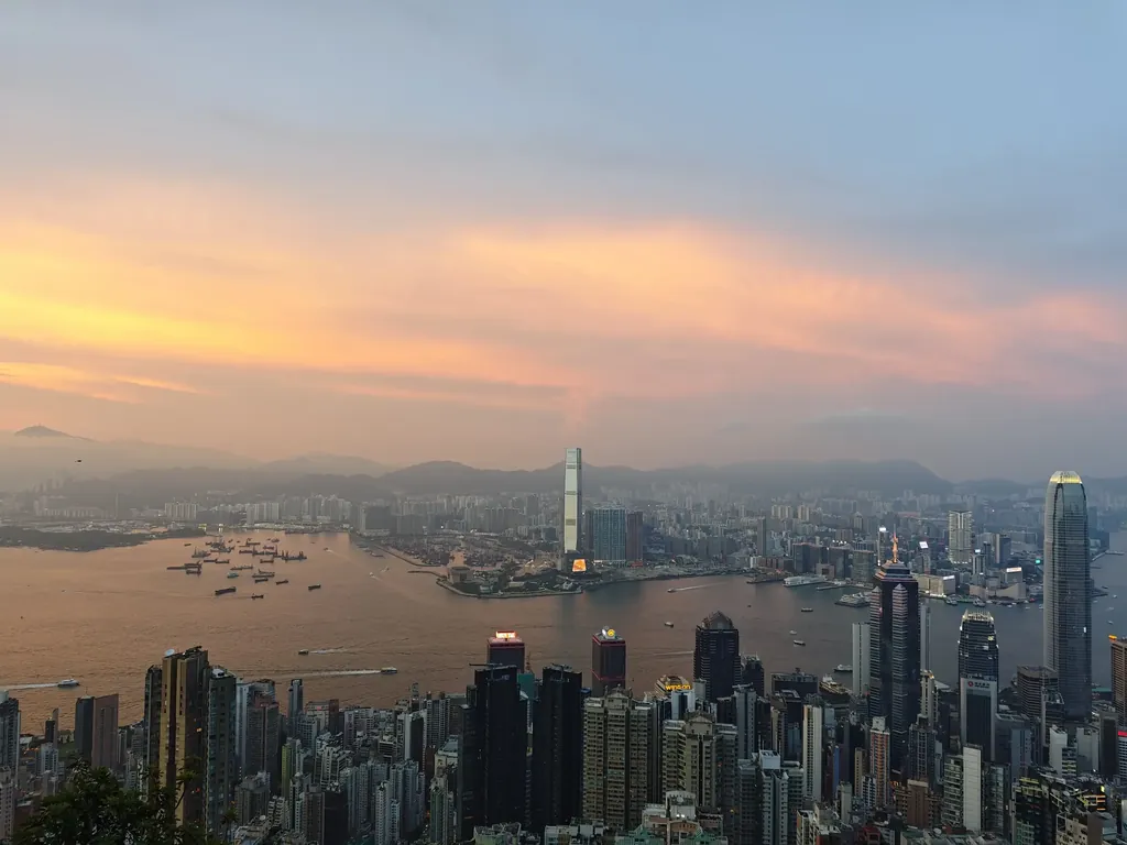 卢吉道俯瞰维港与九龙
