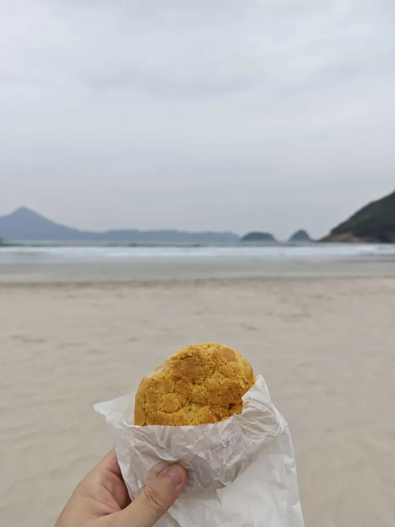 在西湾沙滩上吃菠萝包