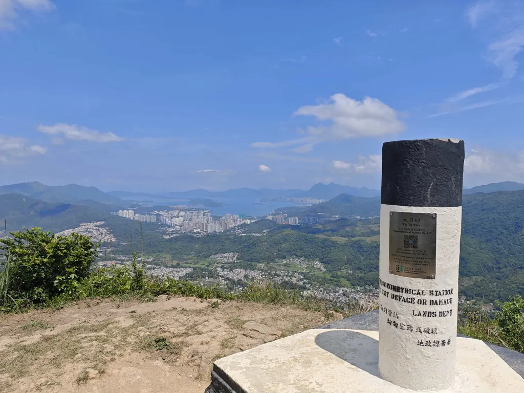 山顶标记，海拔 567 米