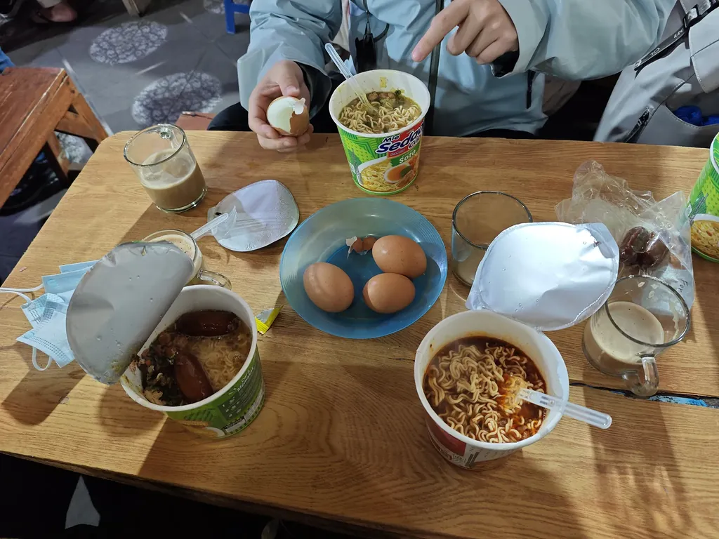 山顶小店的早饭（泡面水煮蛋和咖啡）