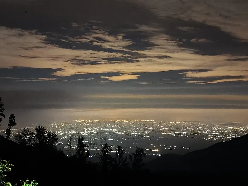登顶路上俯瞰外南梦方向夜景