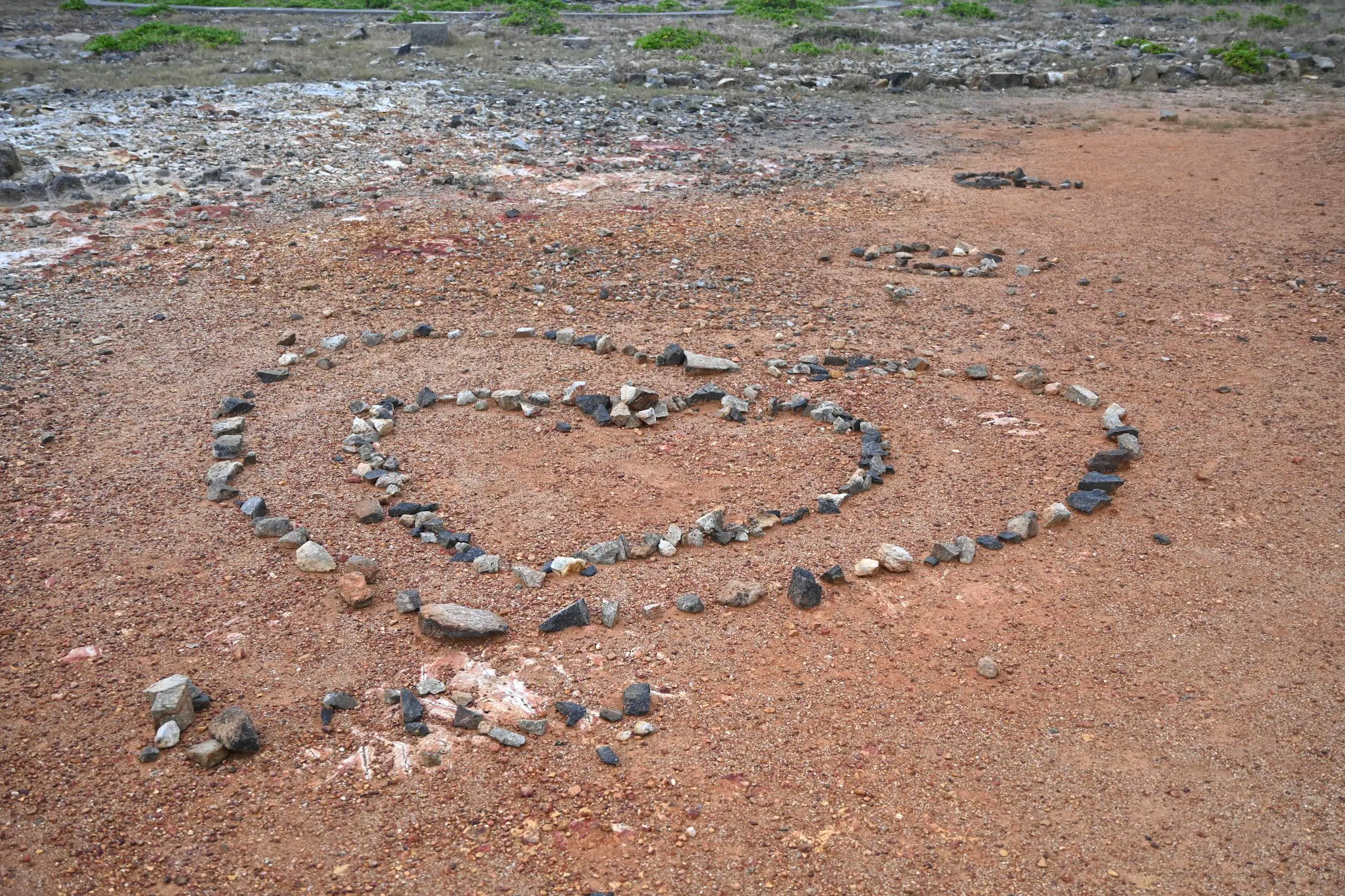 路人摆放的爱心图案
