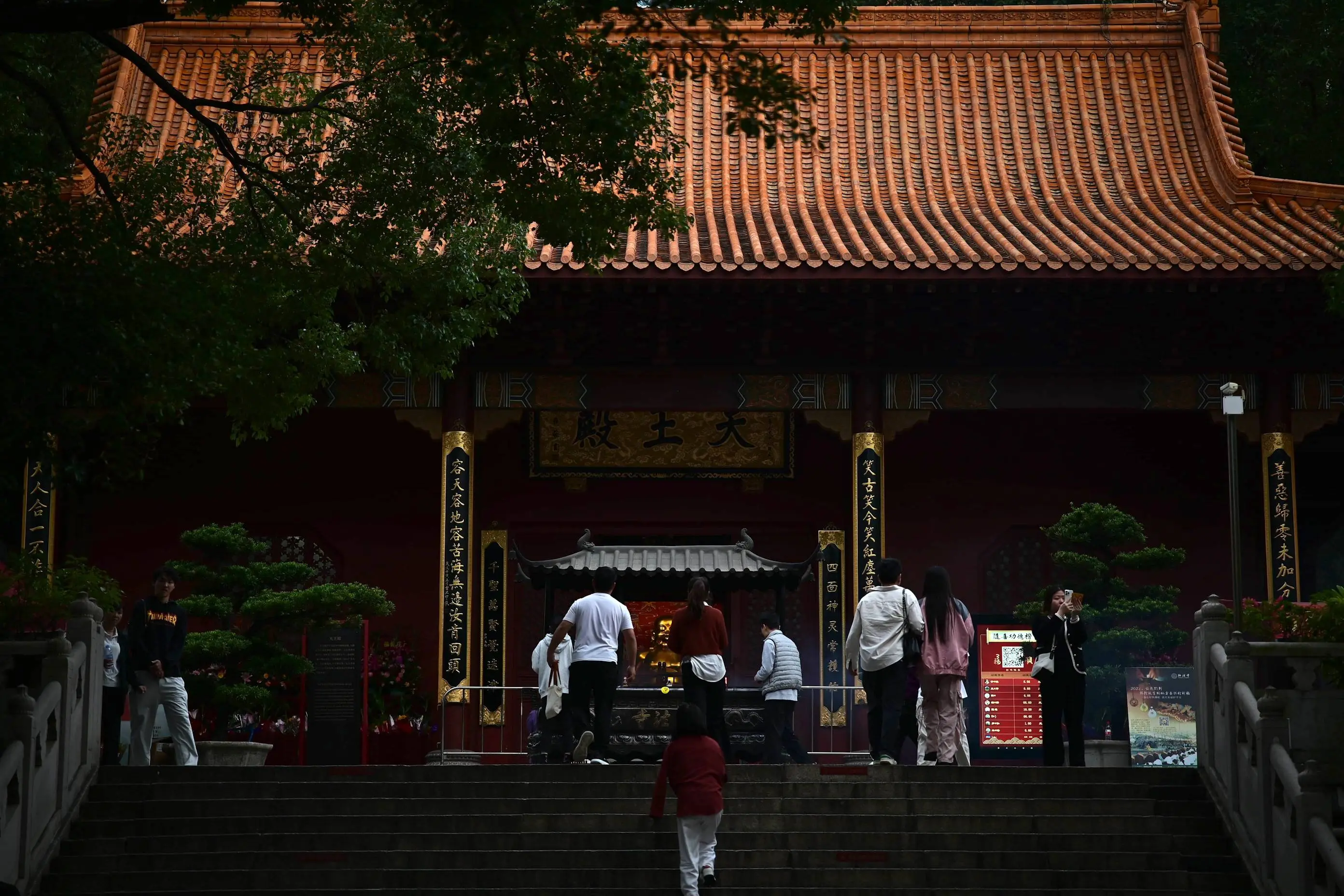 夜幕下的天王殿