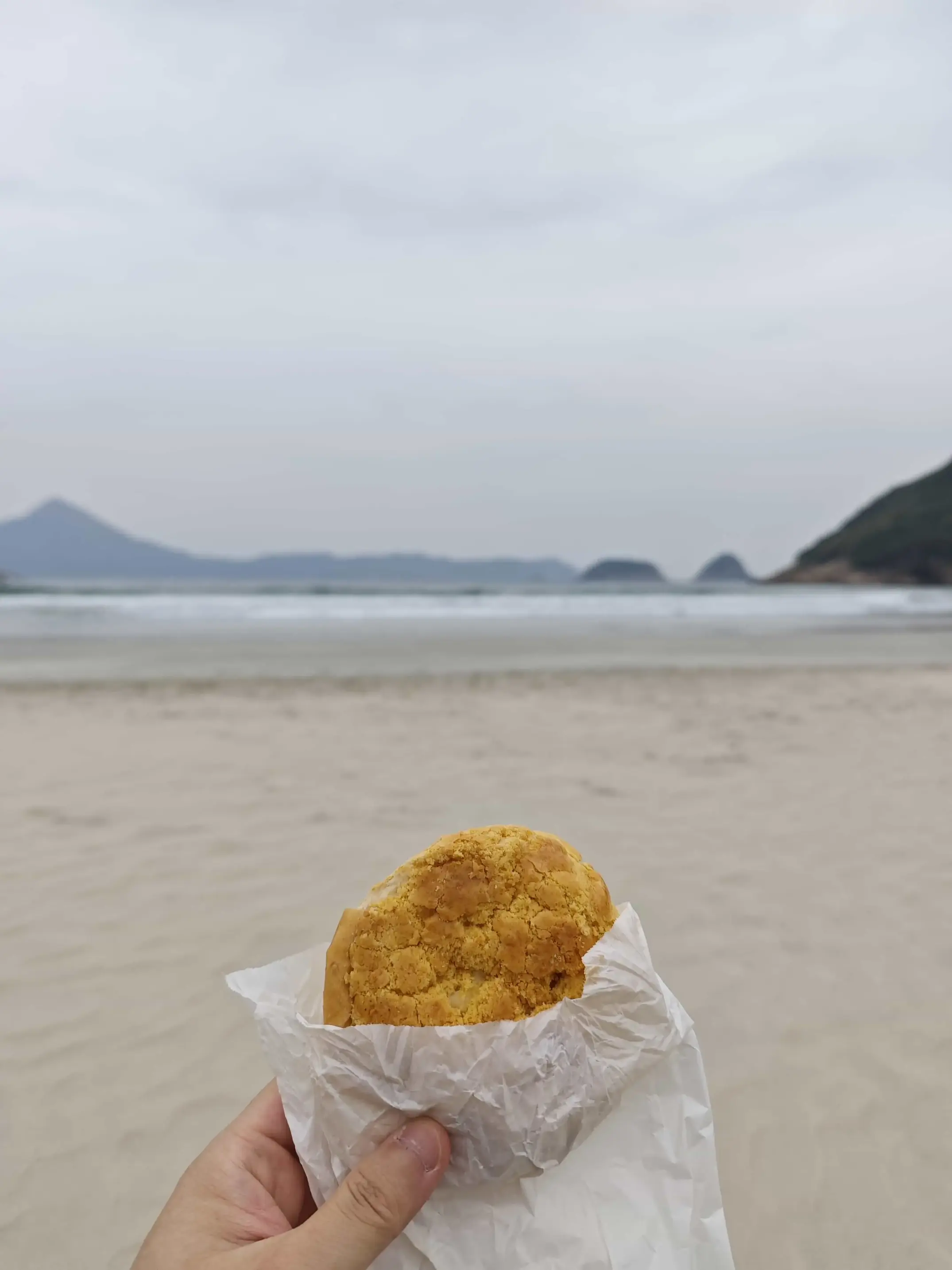 在西湾沙滩上吃菠萝包