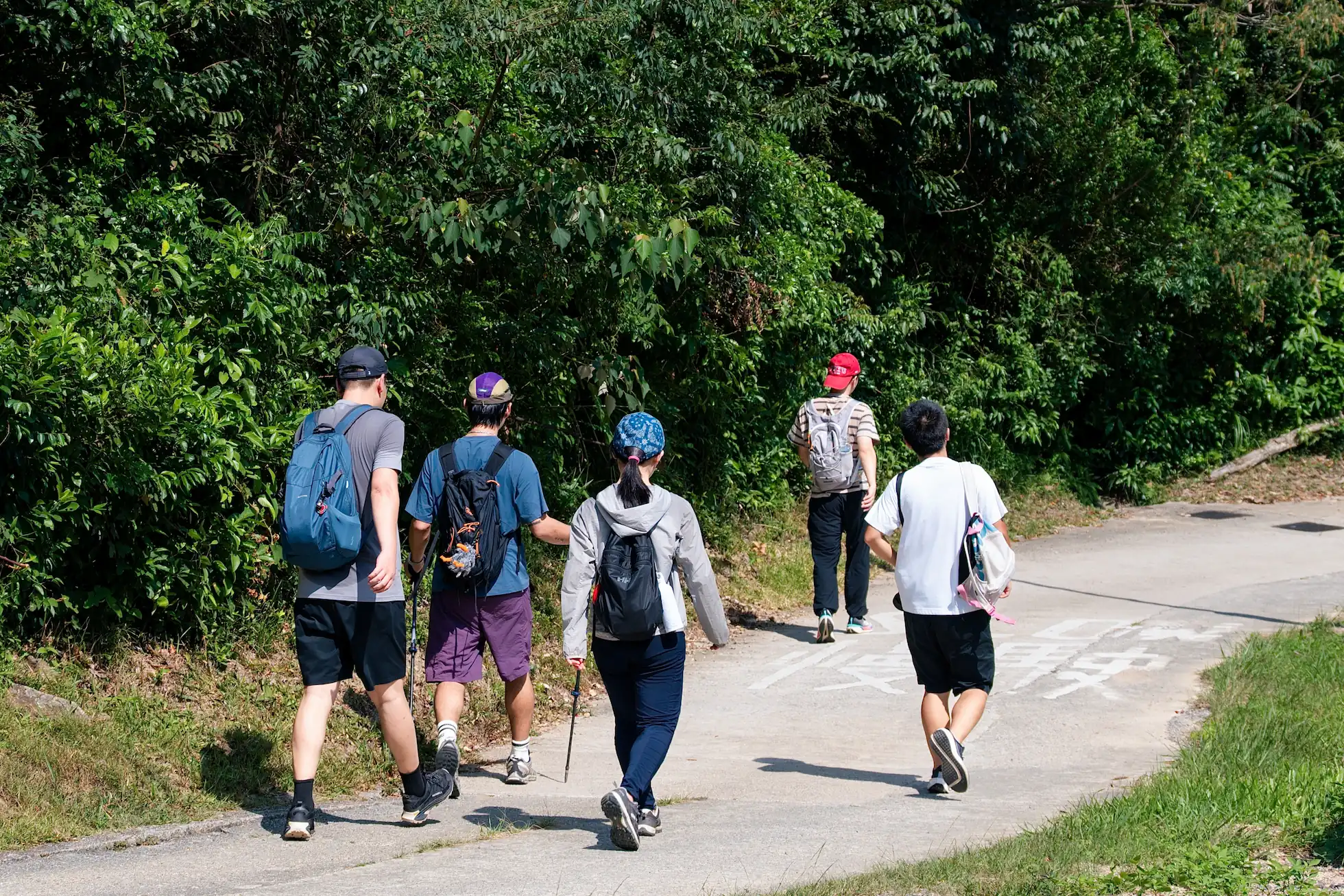 顶着高温预警烈日的小伙伴们（离谱）