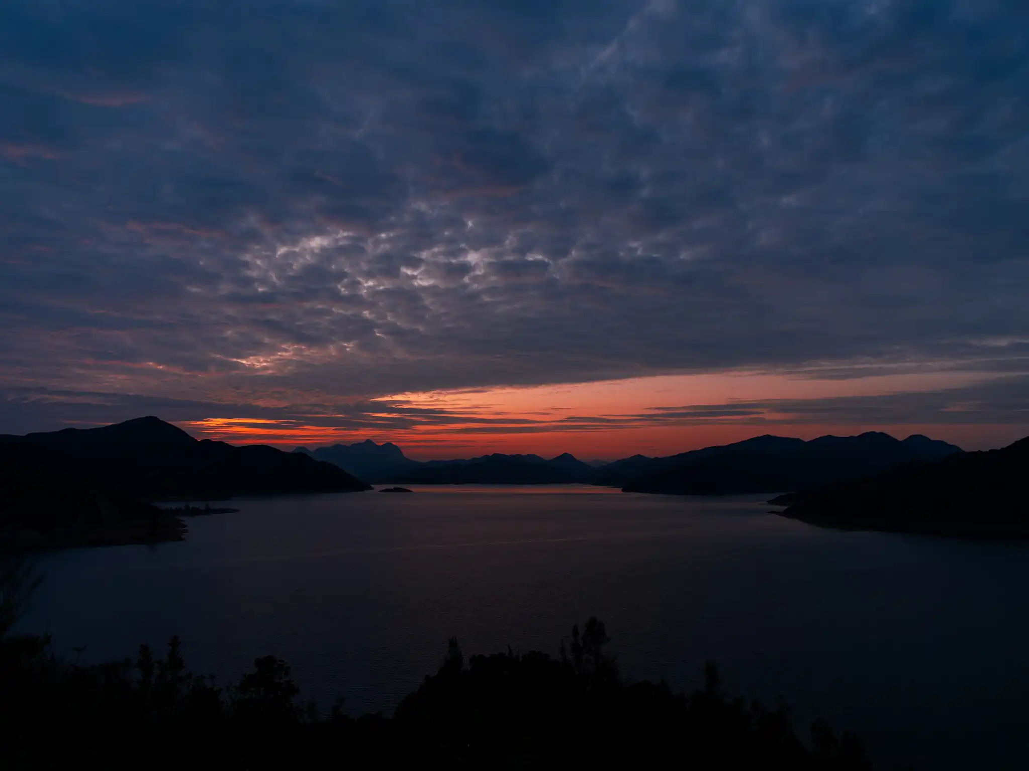 万宜水库上方的晚霞余晖