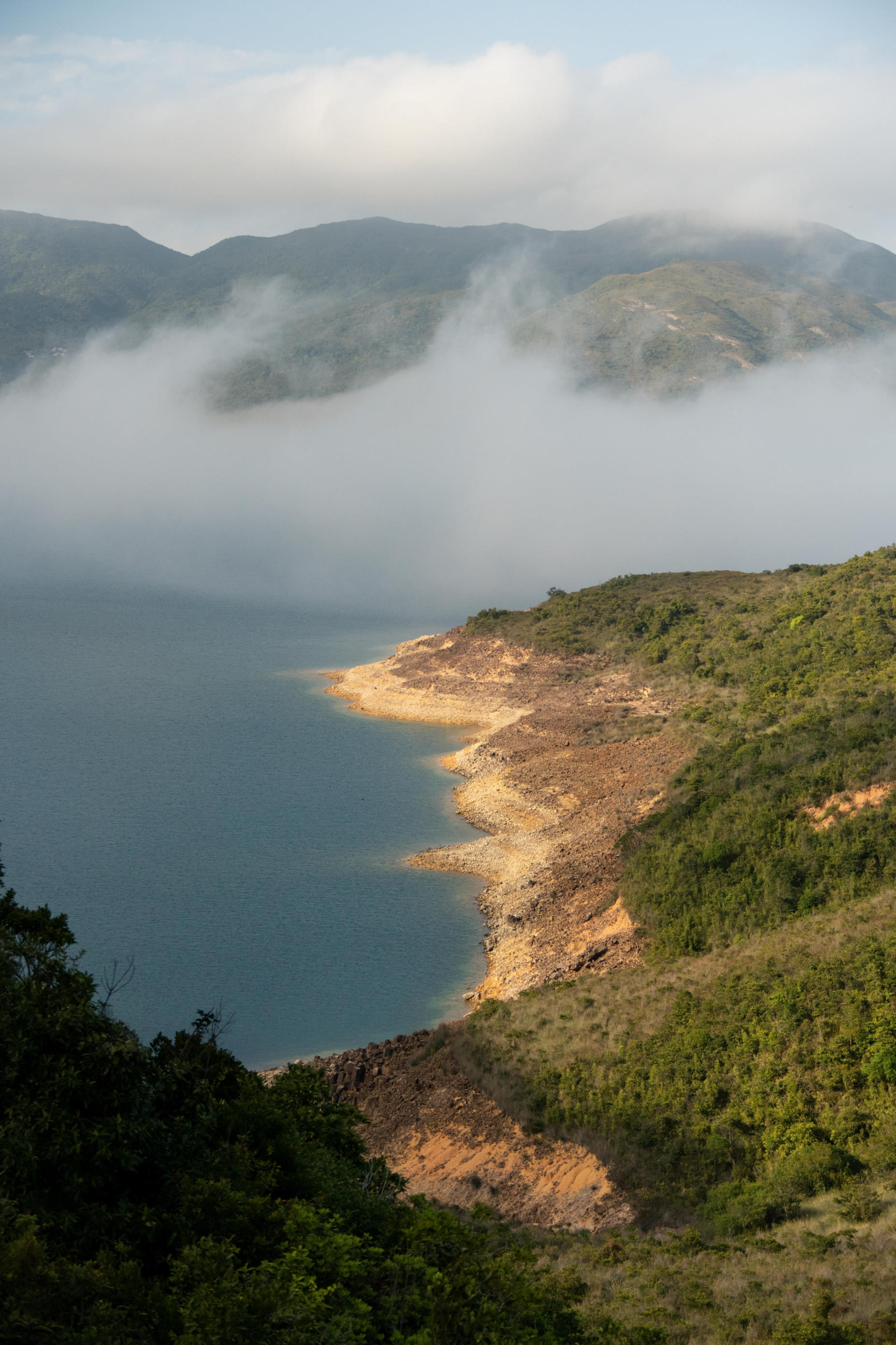 夕阳下的万宜水库沿岸