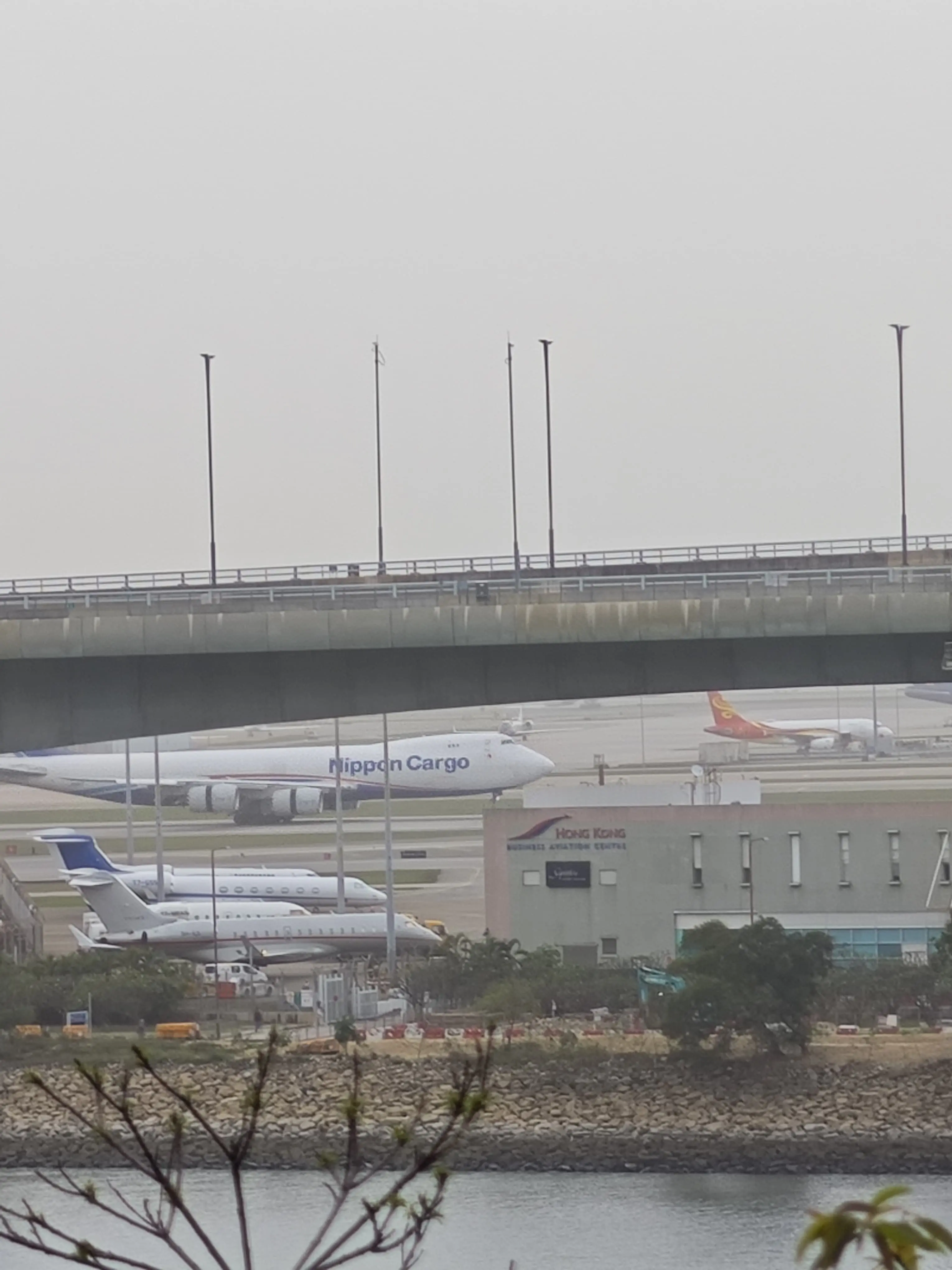 遥望赤蜡角机场