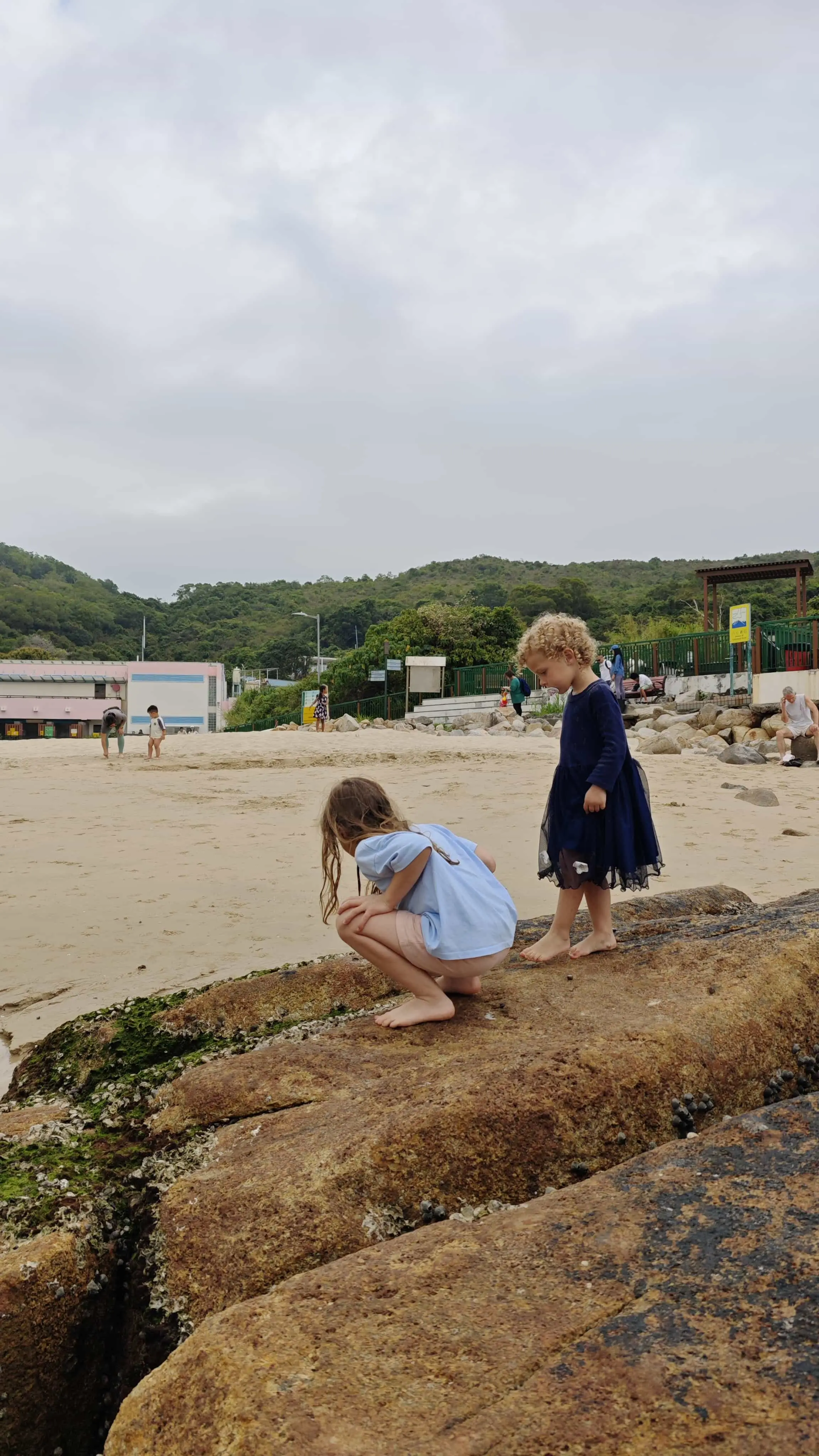 叼着奶嘴的小朋友