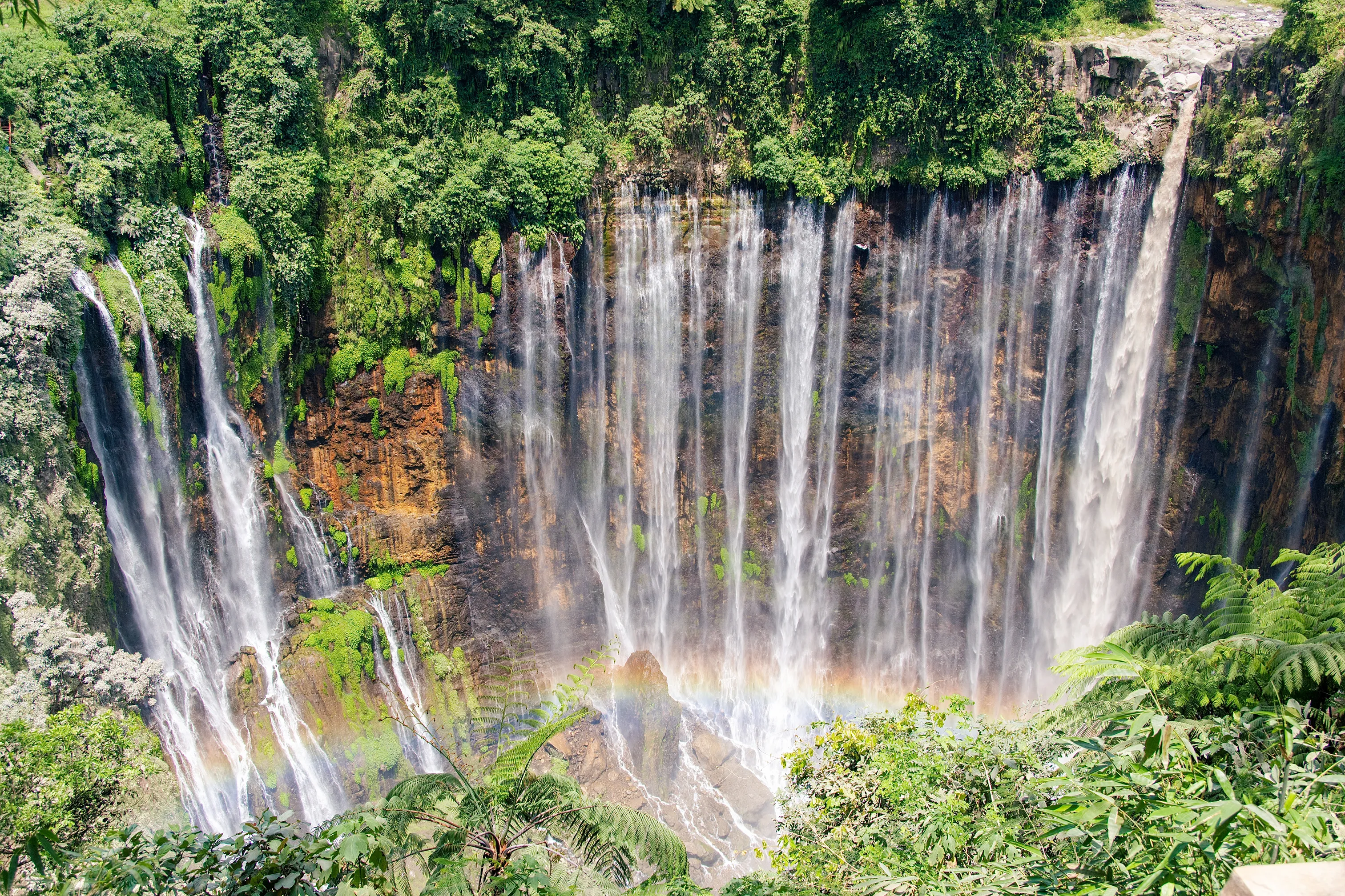 在观景台俯拍整个瀑布