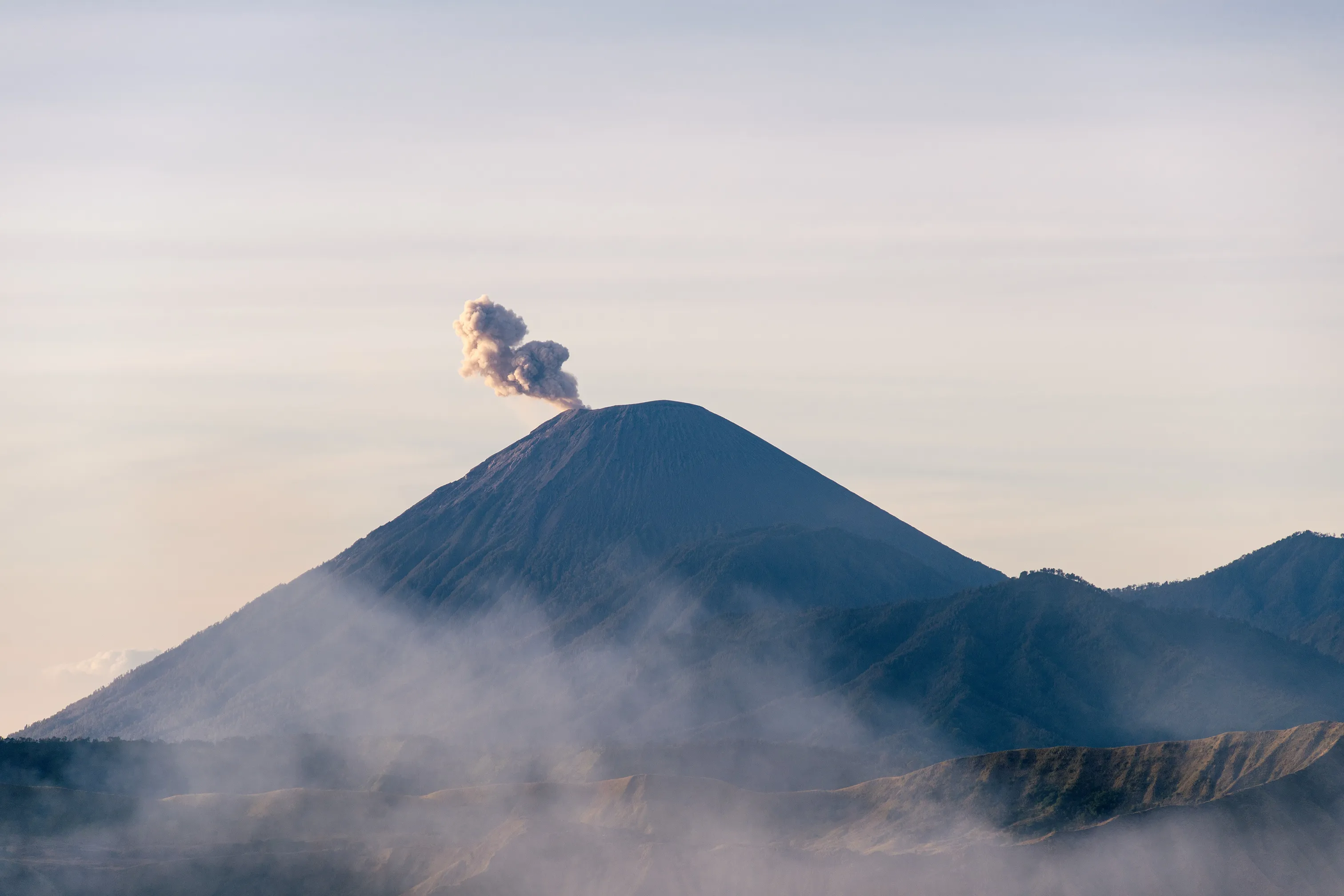正在喷发的火山烟尘特写