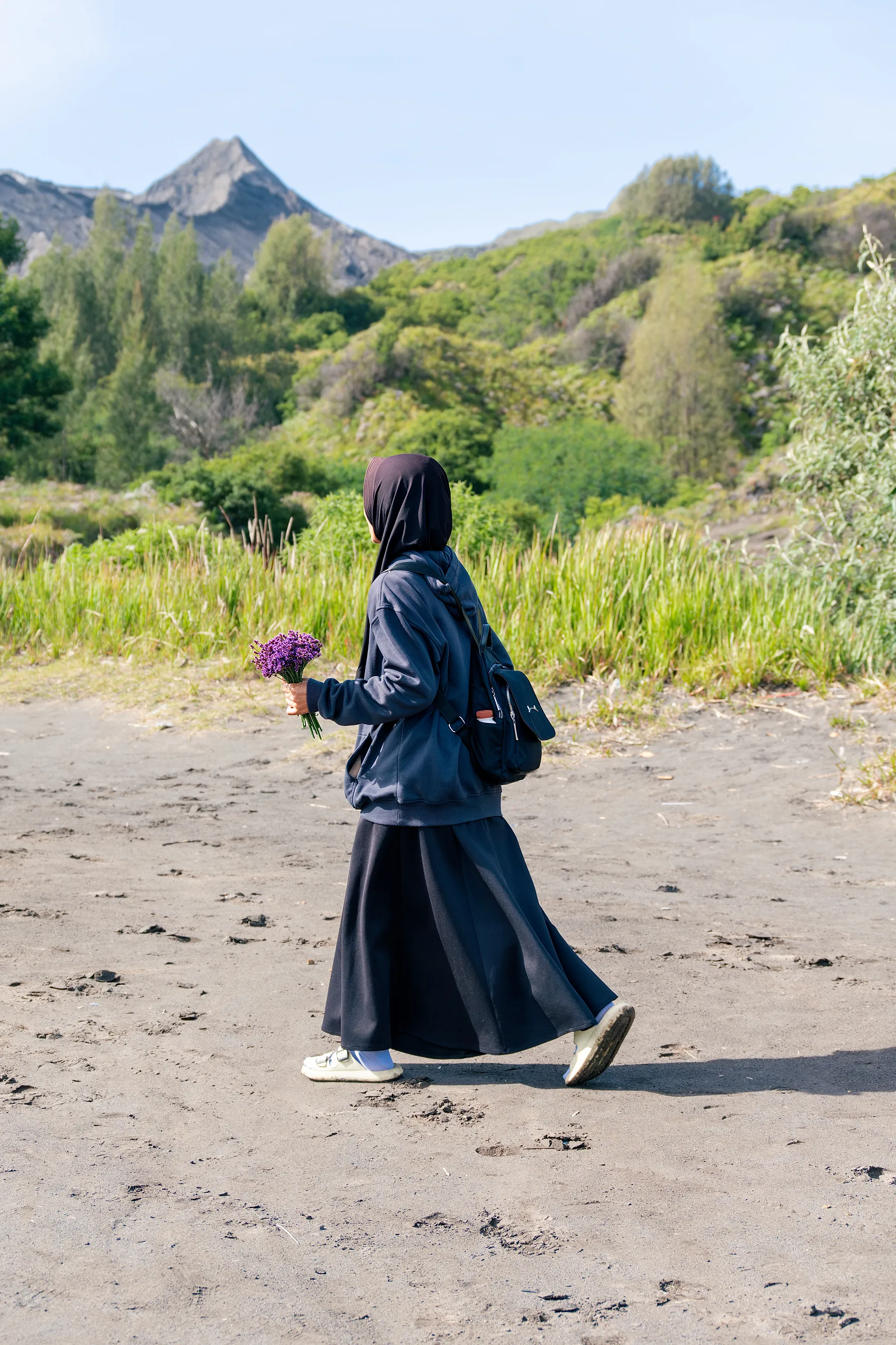 手持许愿花的游客