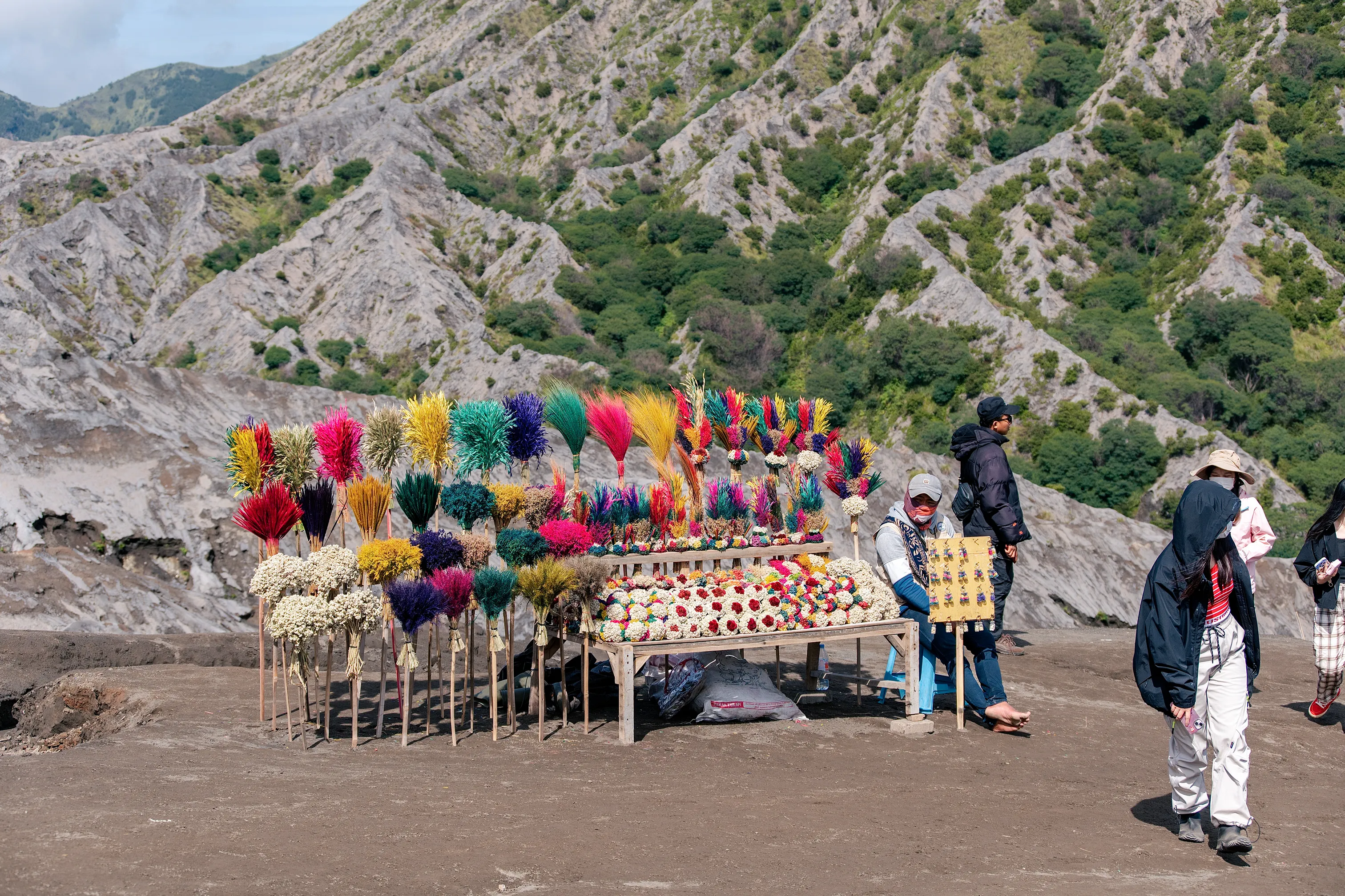 在山脚下售卖许愿花的摊贩
