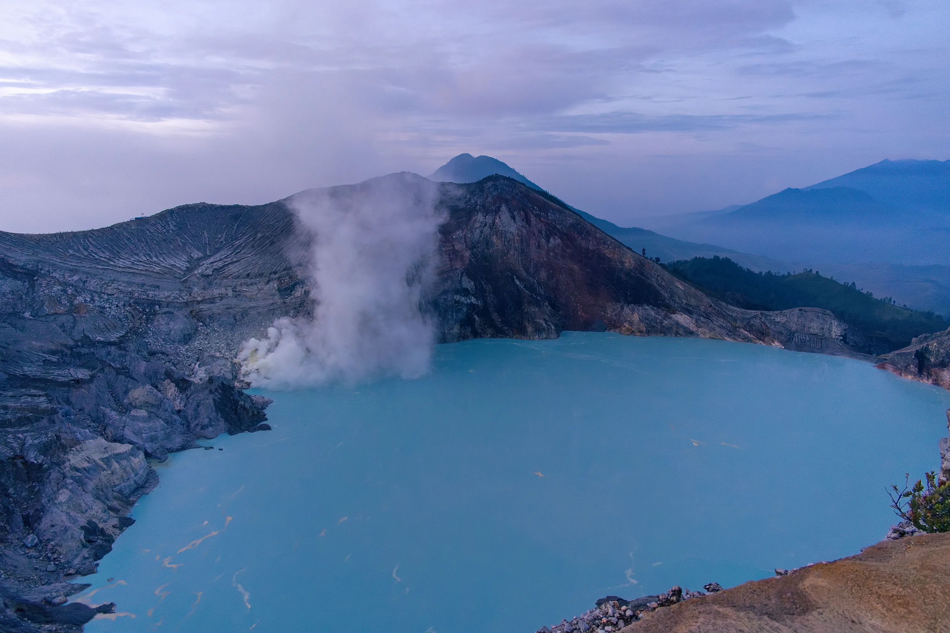 平静的 Ijen 湖泛着幽幽蓝光