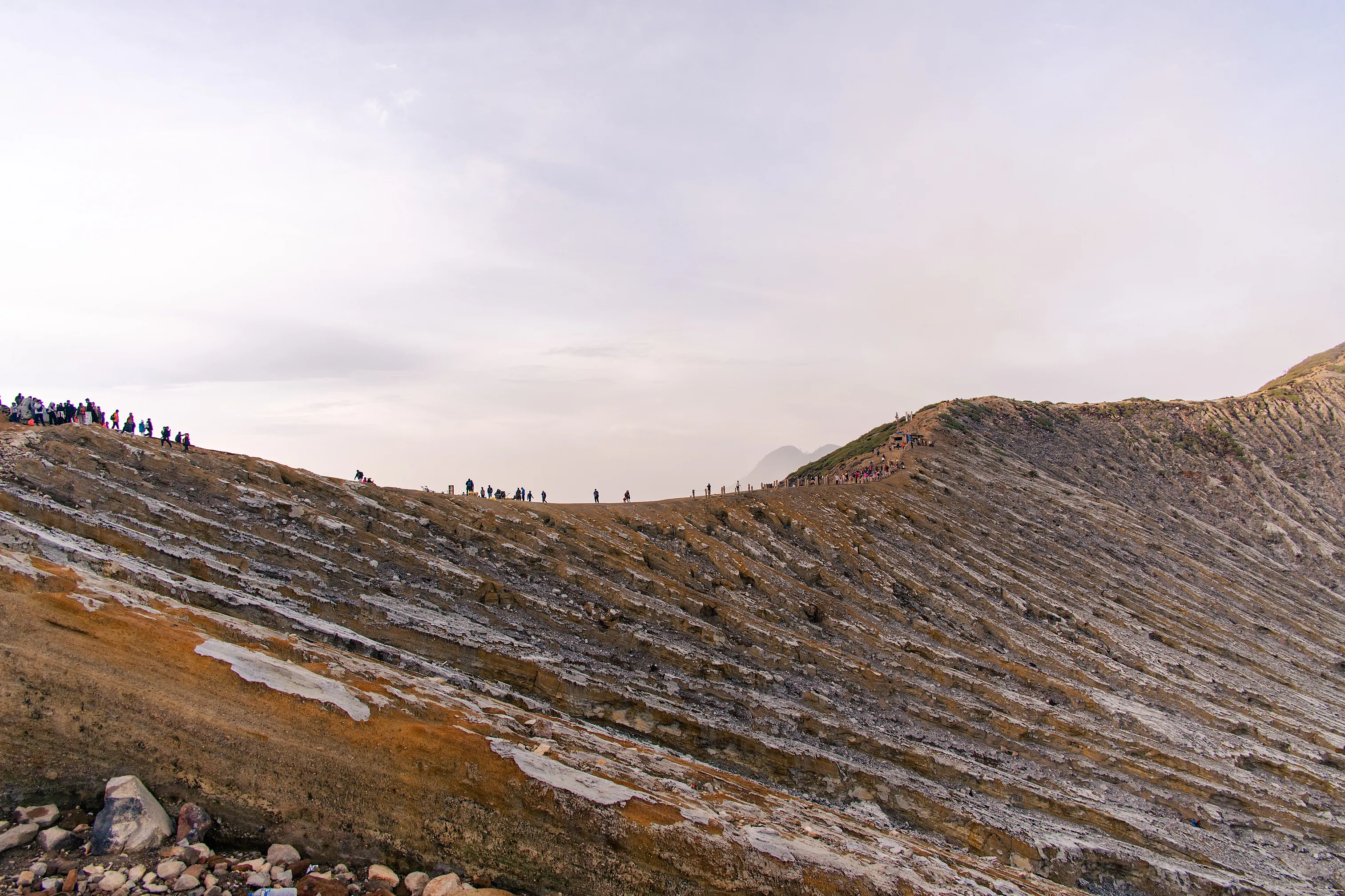山脊线上游客络绎不绝