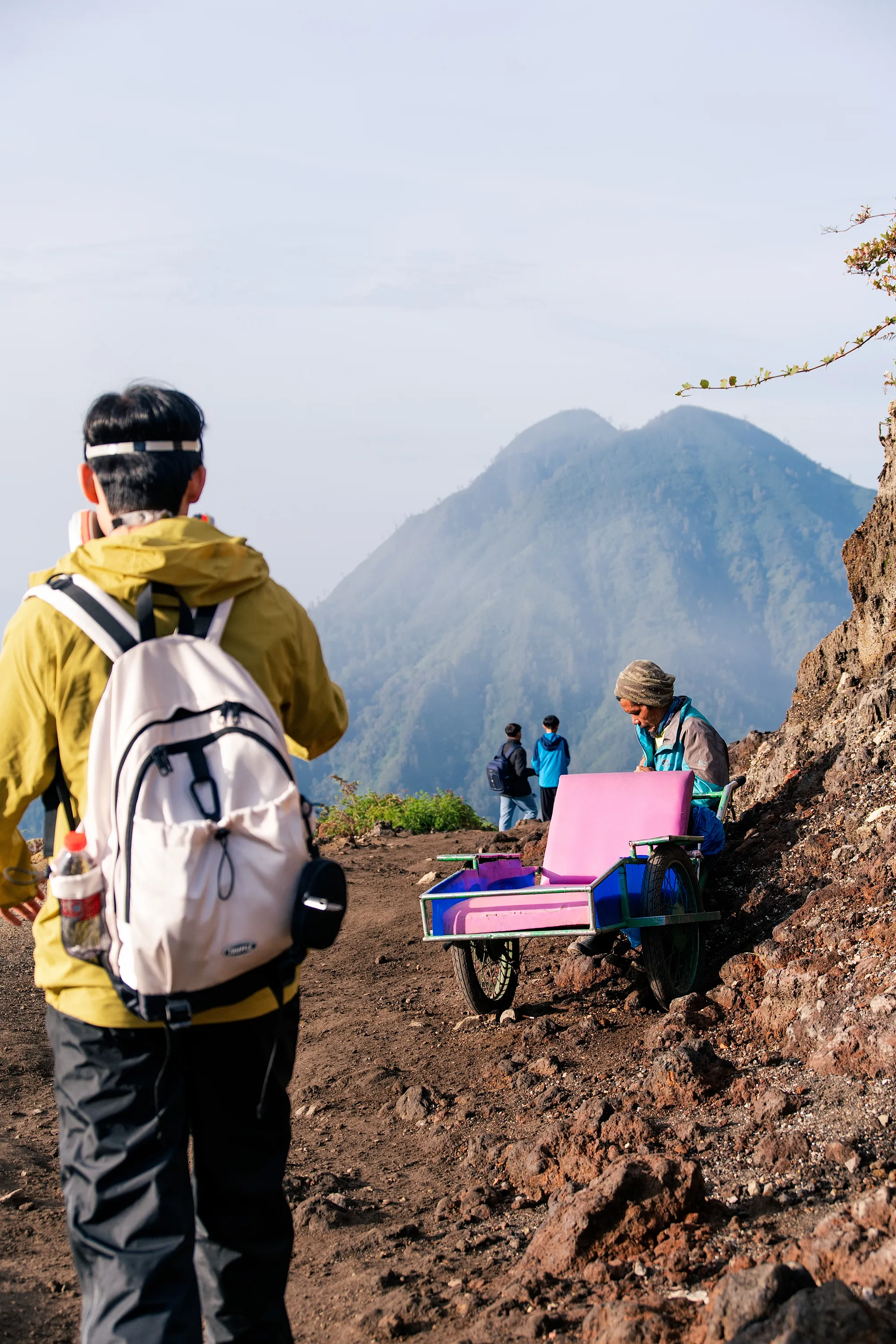 在山顶等待游客坐车的车夫