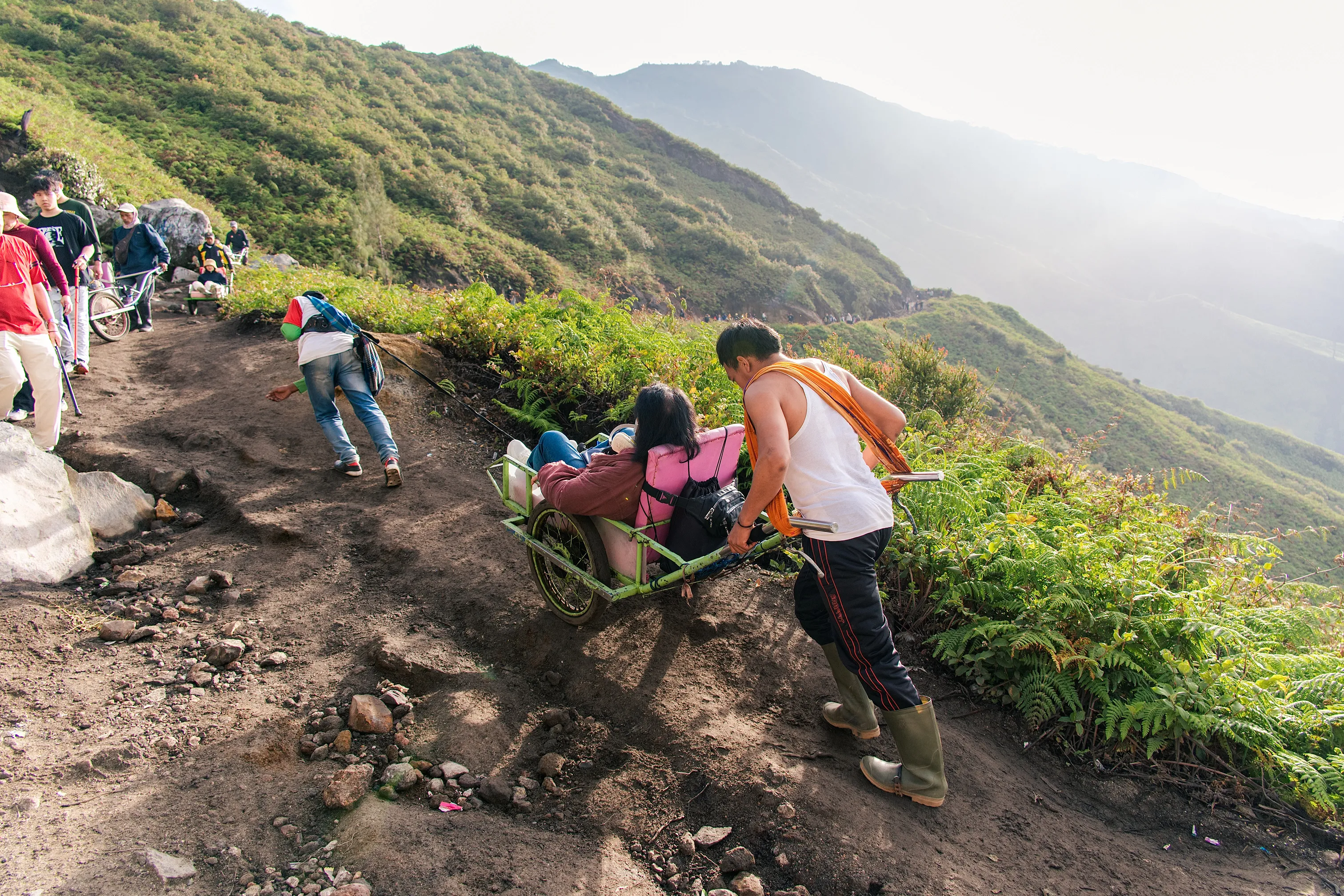 「兰博基尼」服务，即本地人用小推车载着游客上山