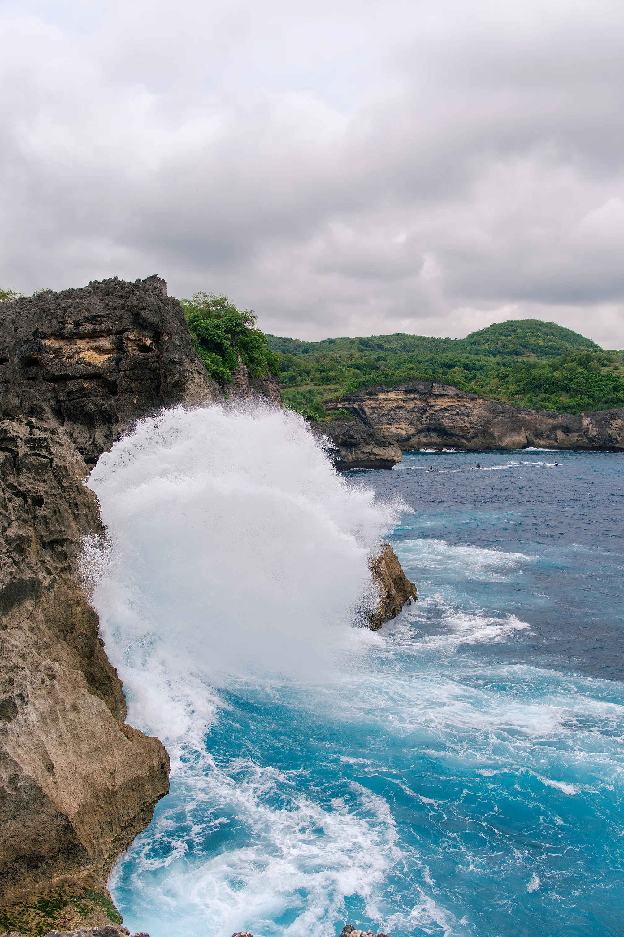 悬崖上的大浪花