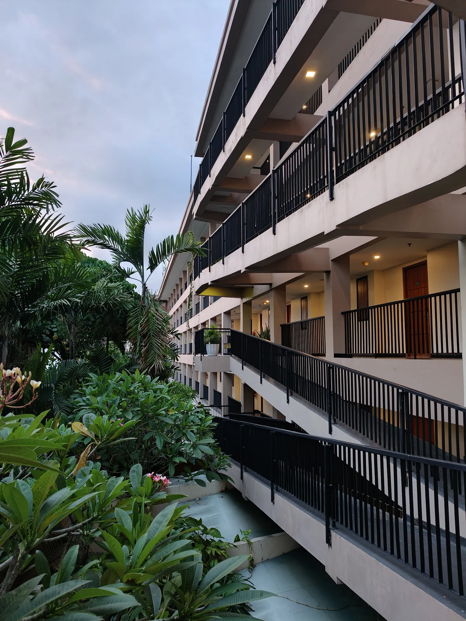 Cross Vibe 酒店，绿化很好