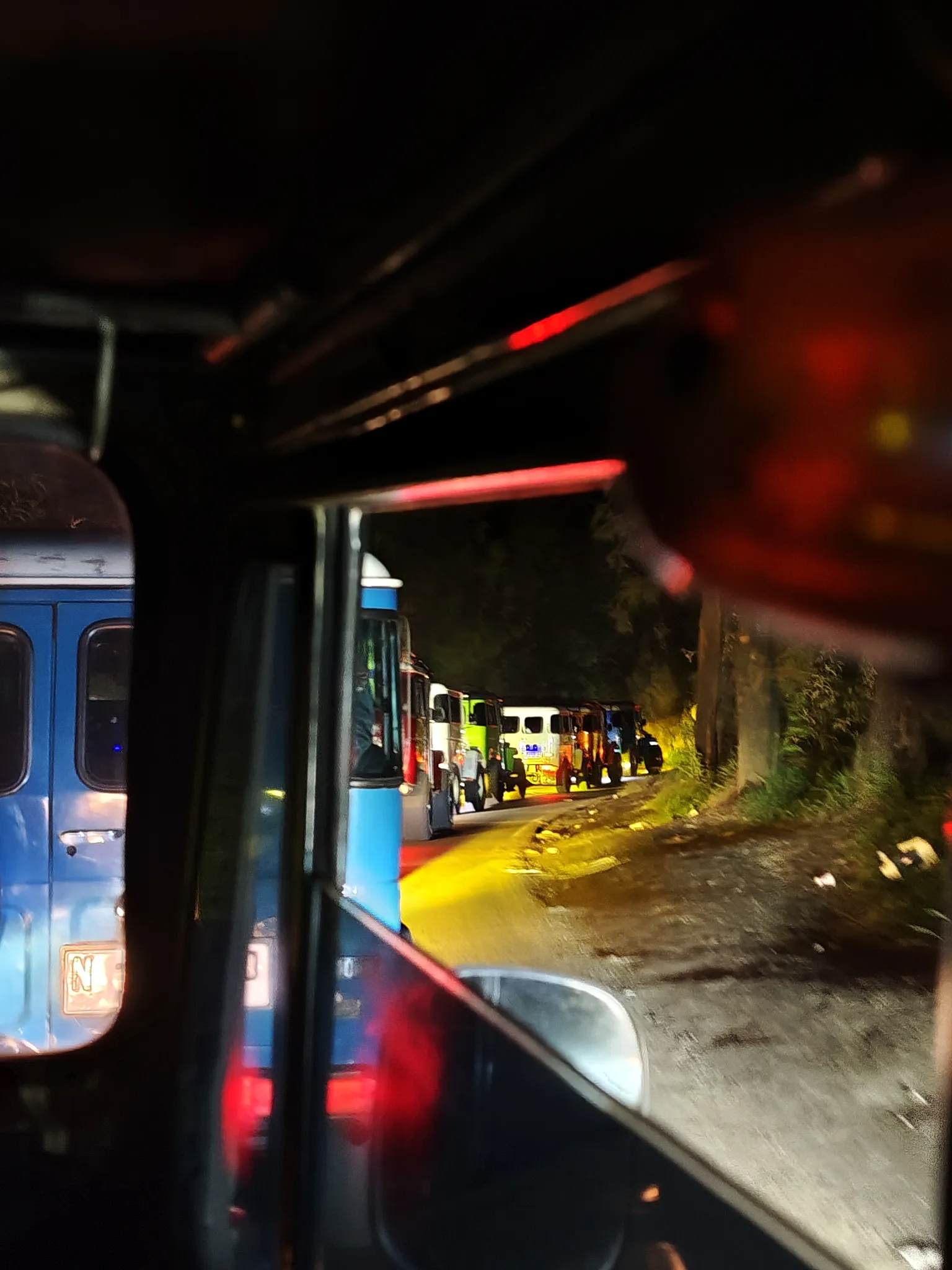 在凌晨排队上山的吉普队伍