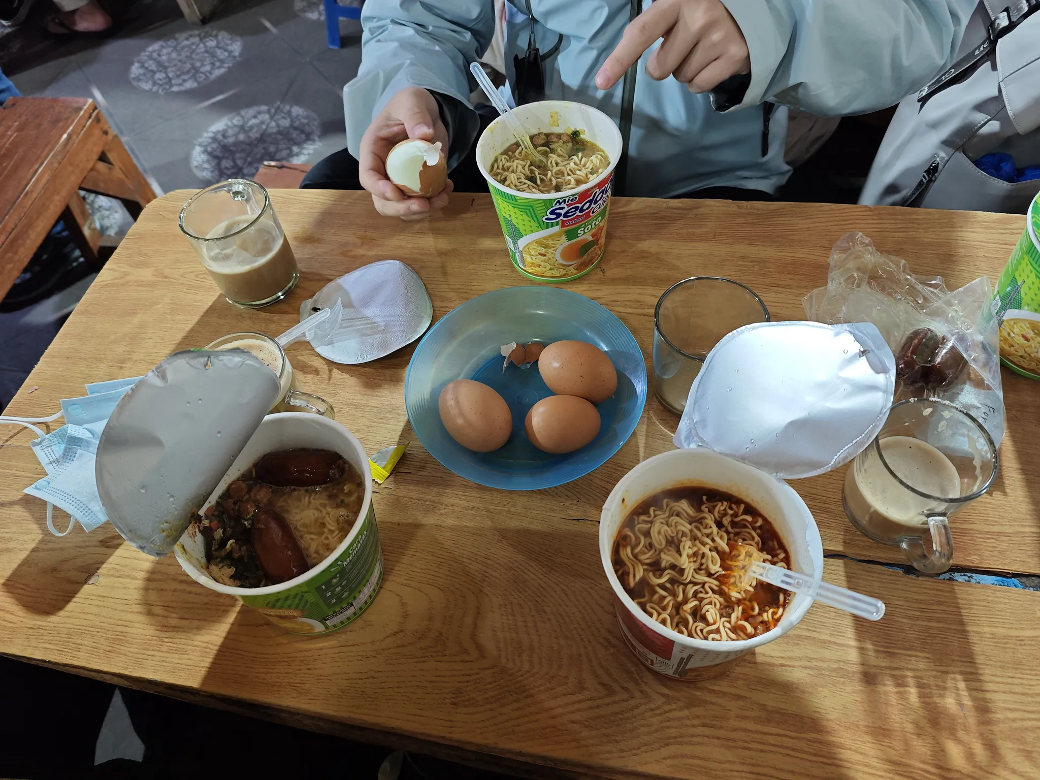 山顶小店的早饭（泡面水煮蛋和咖啡）