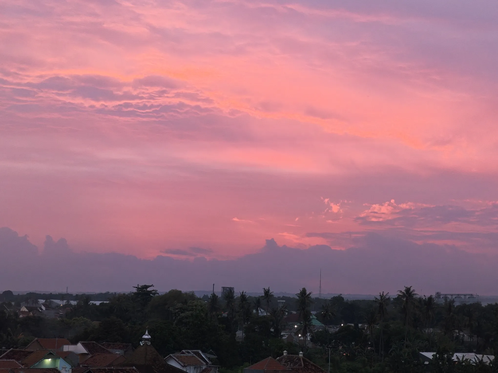 酒店阳台拍摄的晚霞（但 BGM 是整个镇子的诵经声）