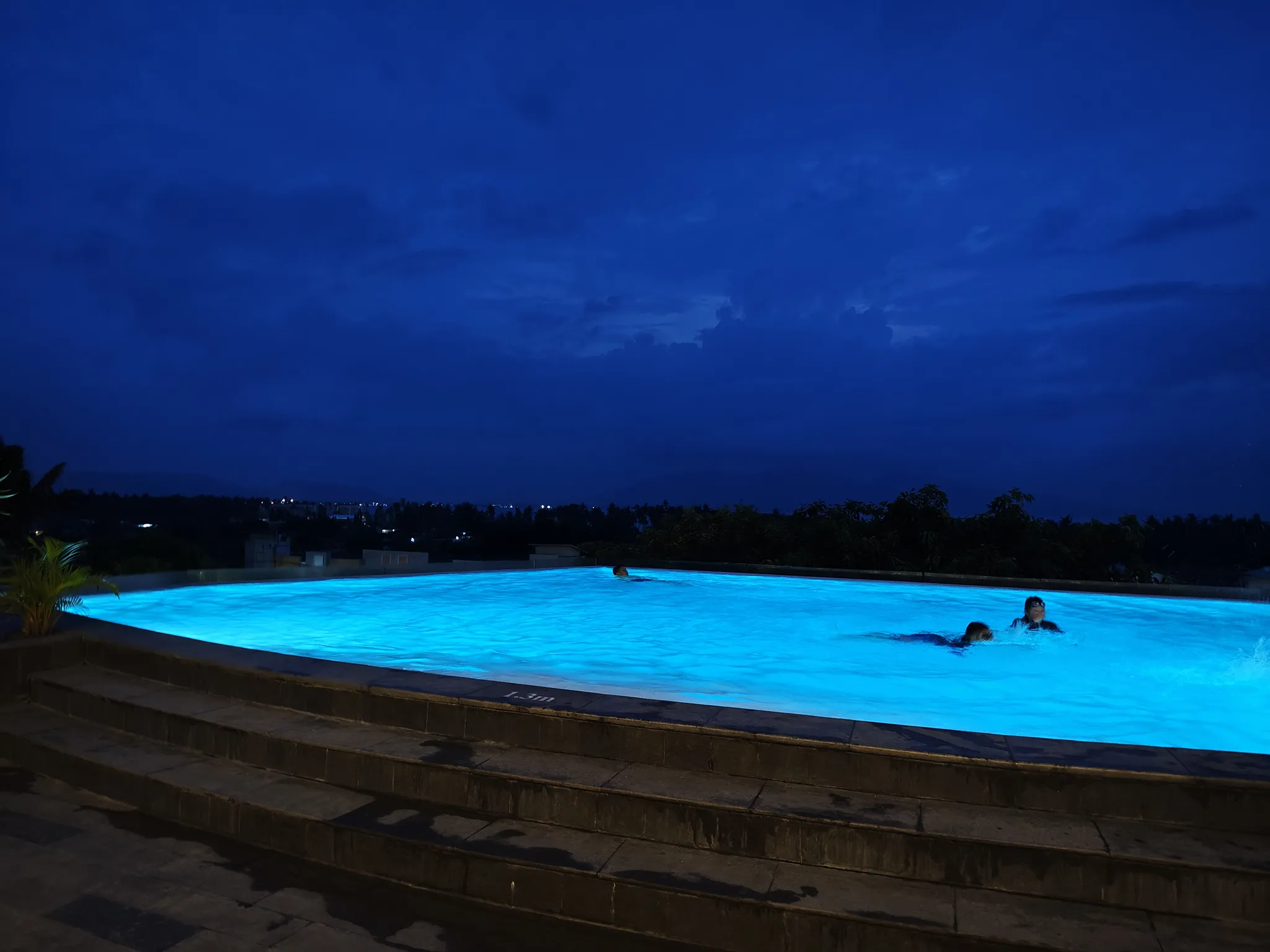 酒店泳池，可惜太累没能下水