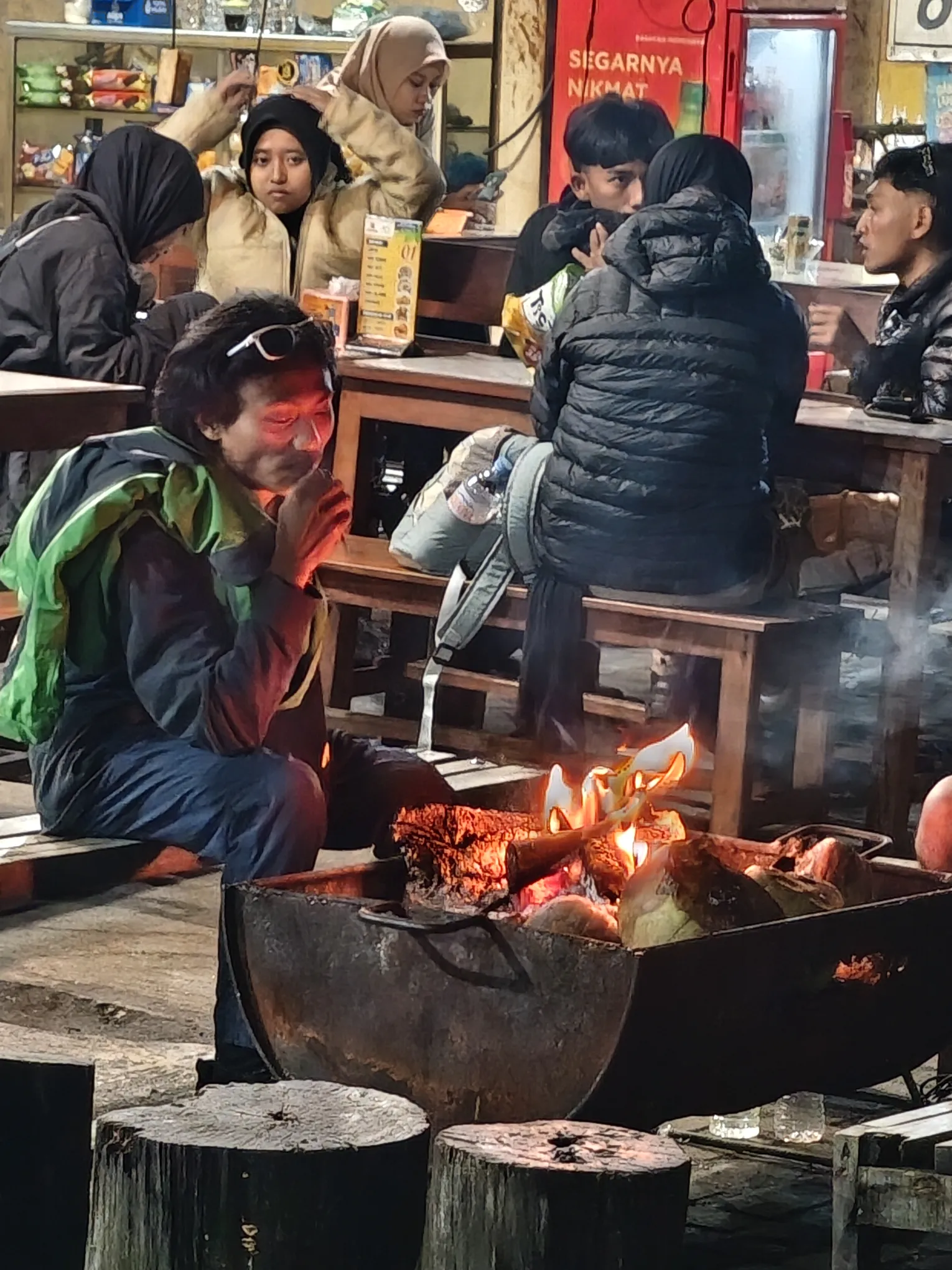 登山口集合点，有游客在烤火