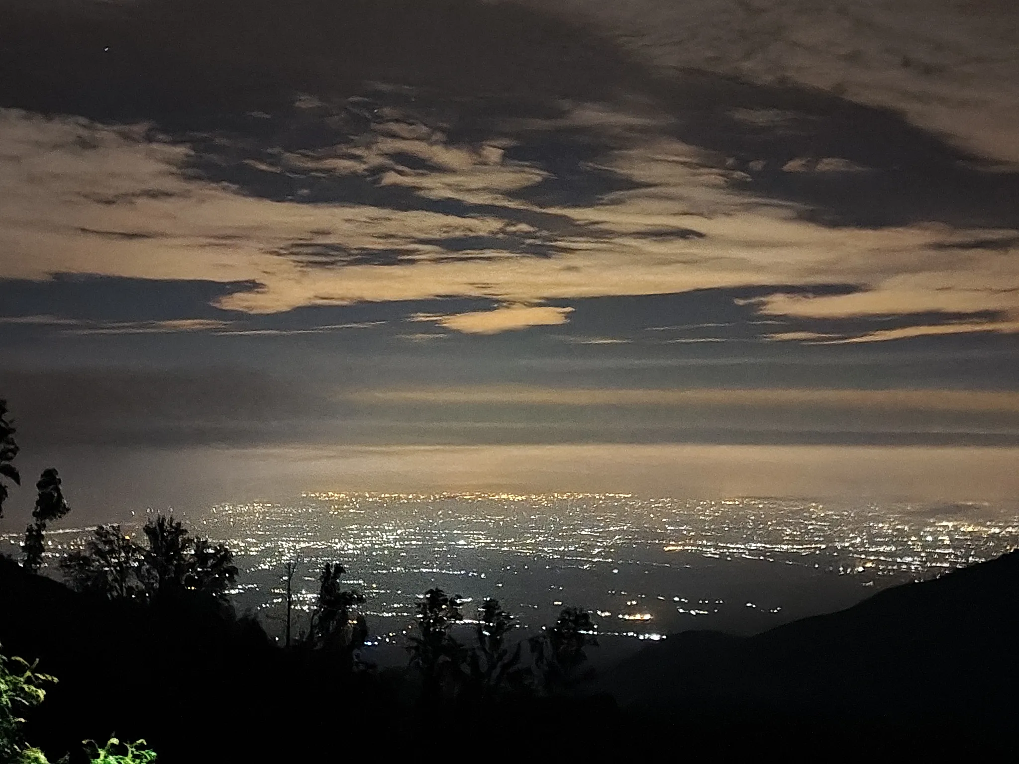 登顶路上俯瞰外南梦方向夜景
