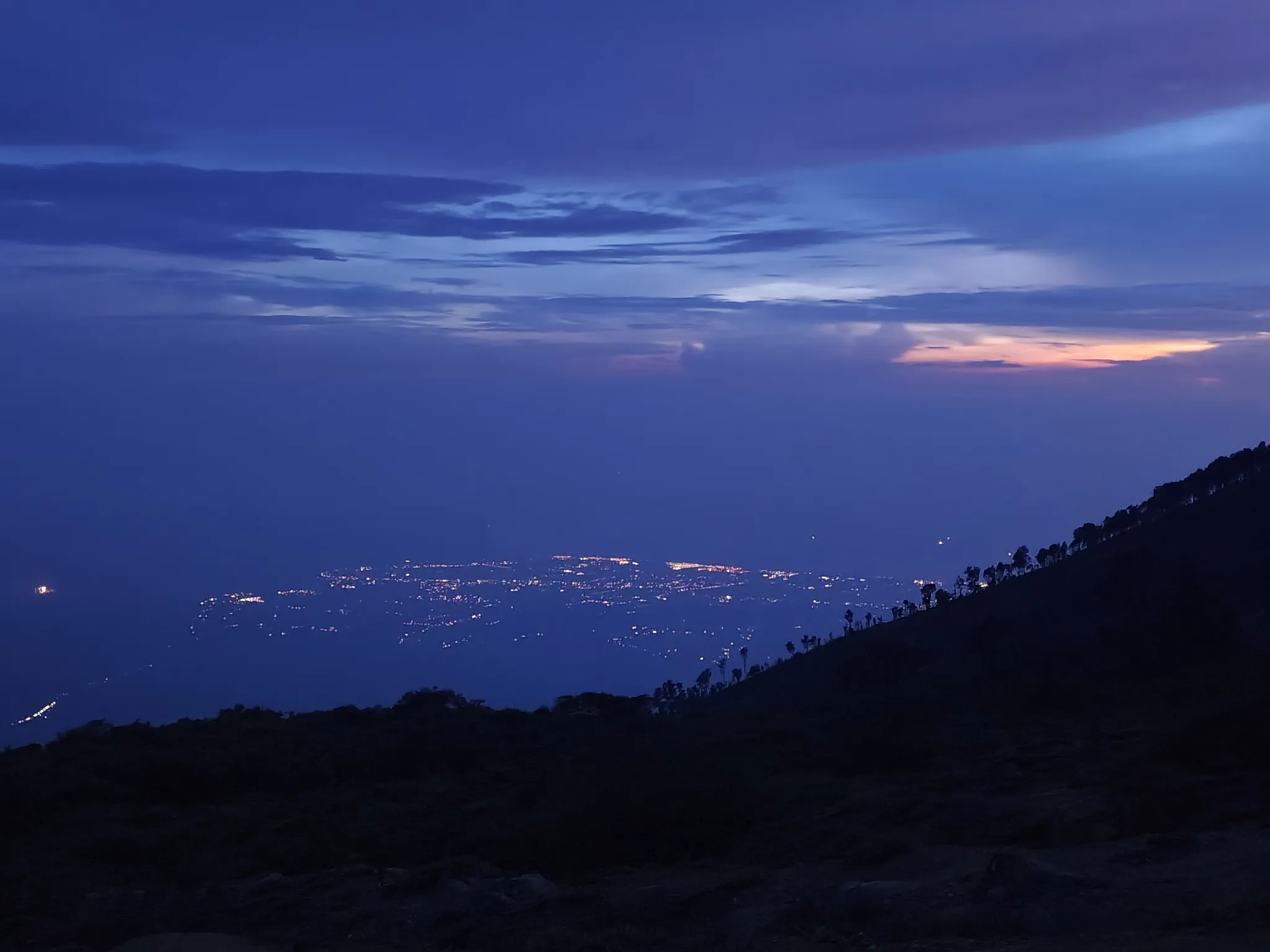 日出方向的蓝调