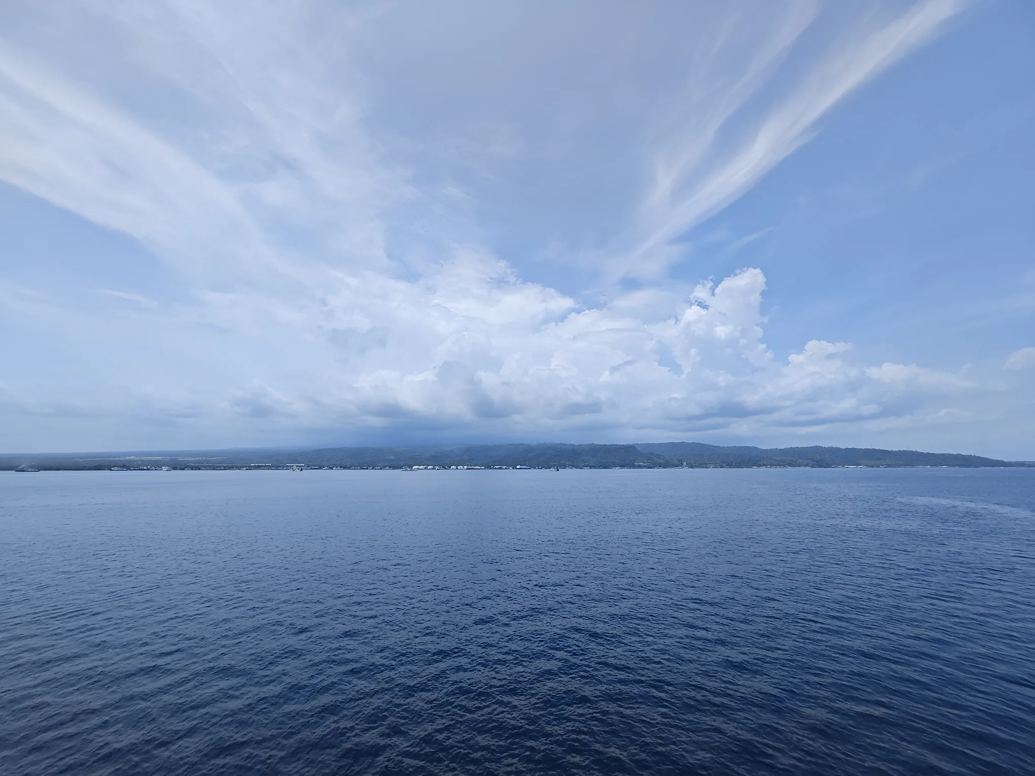 在轮渡上遥望巴厘岛