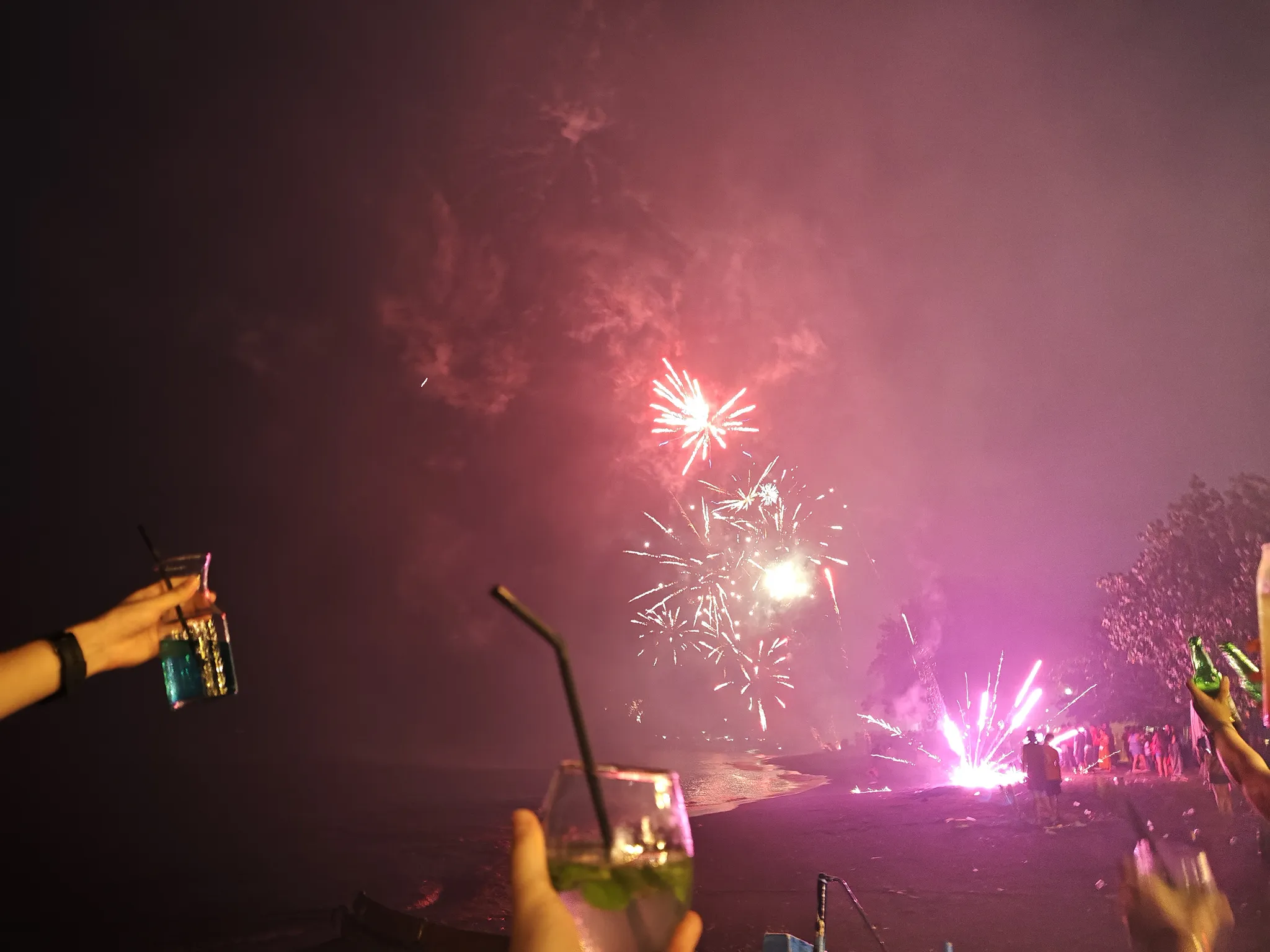 在小酒吧的沙滩上举杯跨年