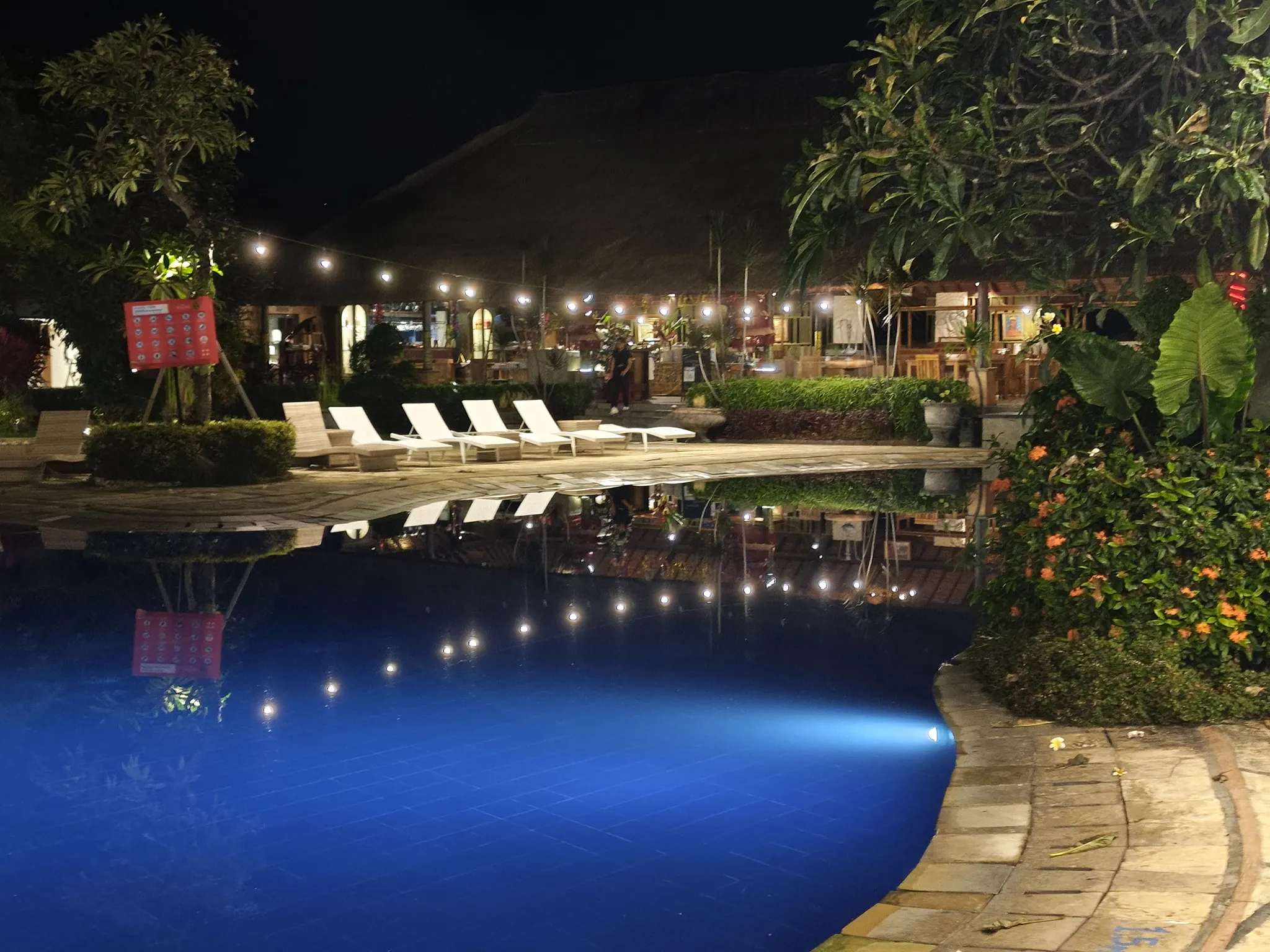 酒店泳池夜景，可惜没有时间下水