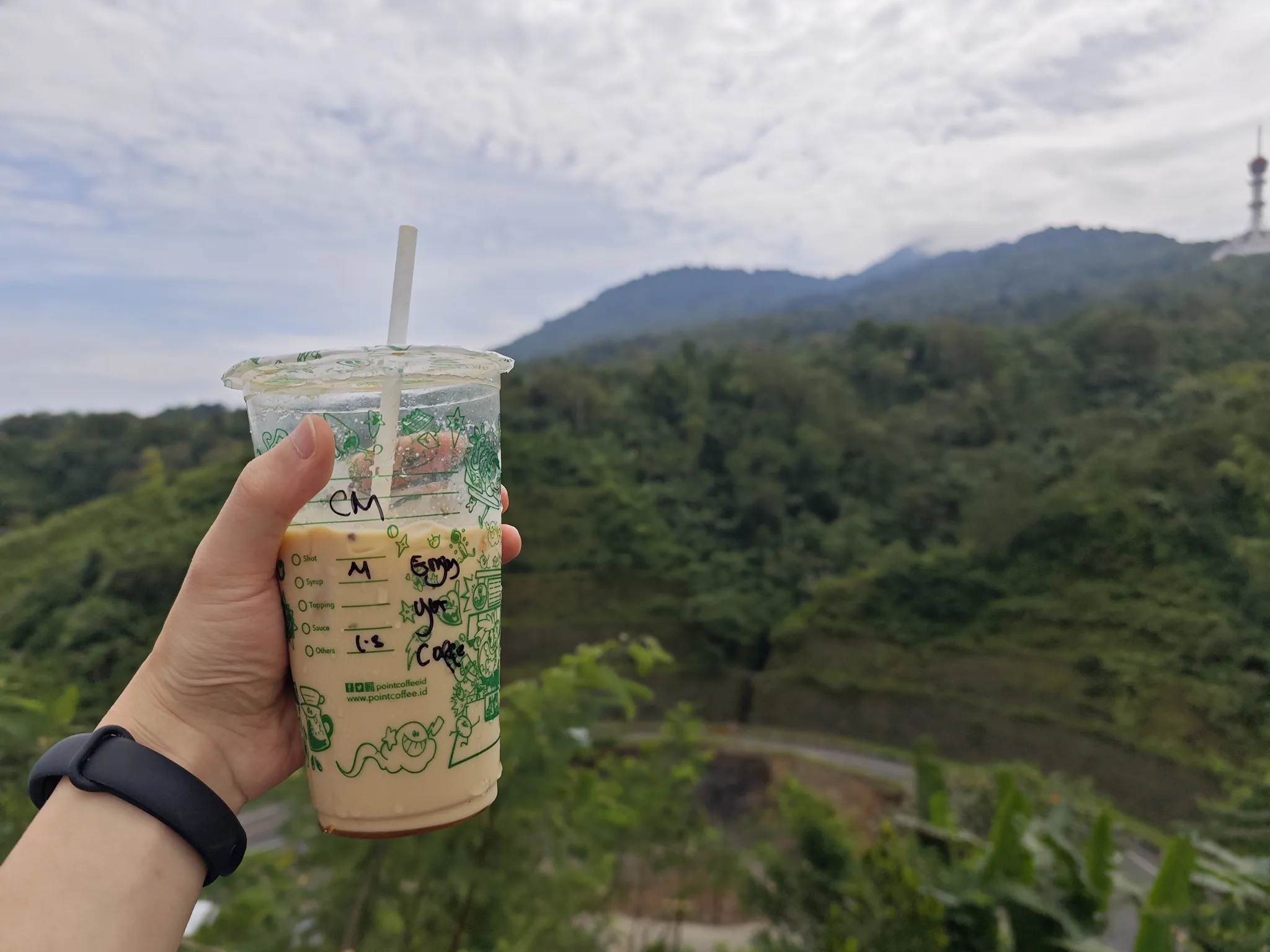 赶路途中路过超市直接全款拿下冰拿铁，在炎热的中午这多是一件美事啊