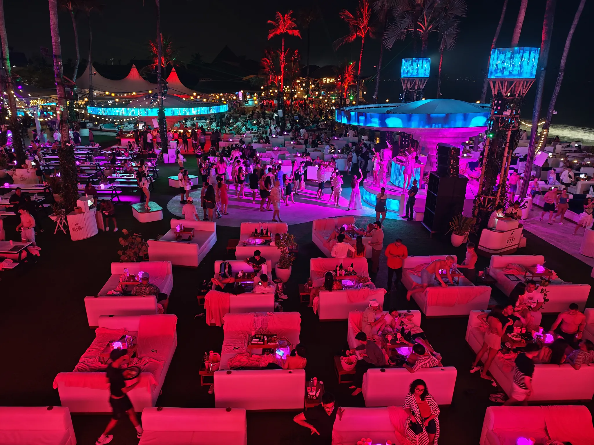 FINNS Beach Club，果然灯红酒绿 🤣