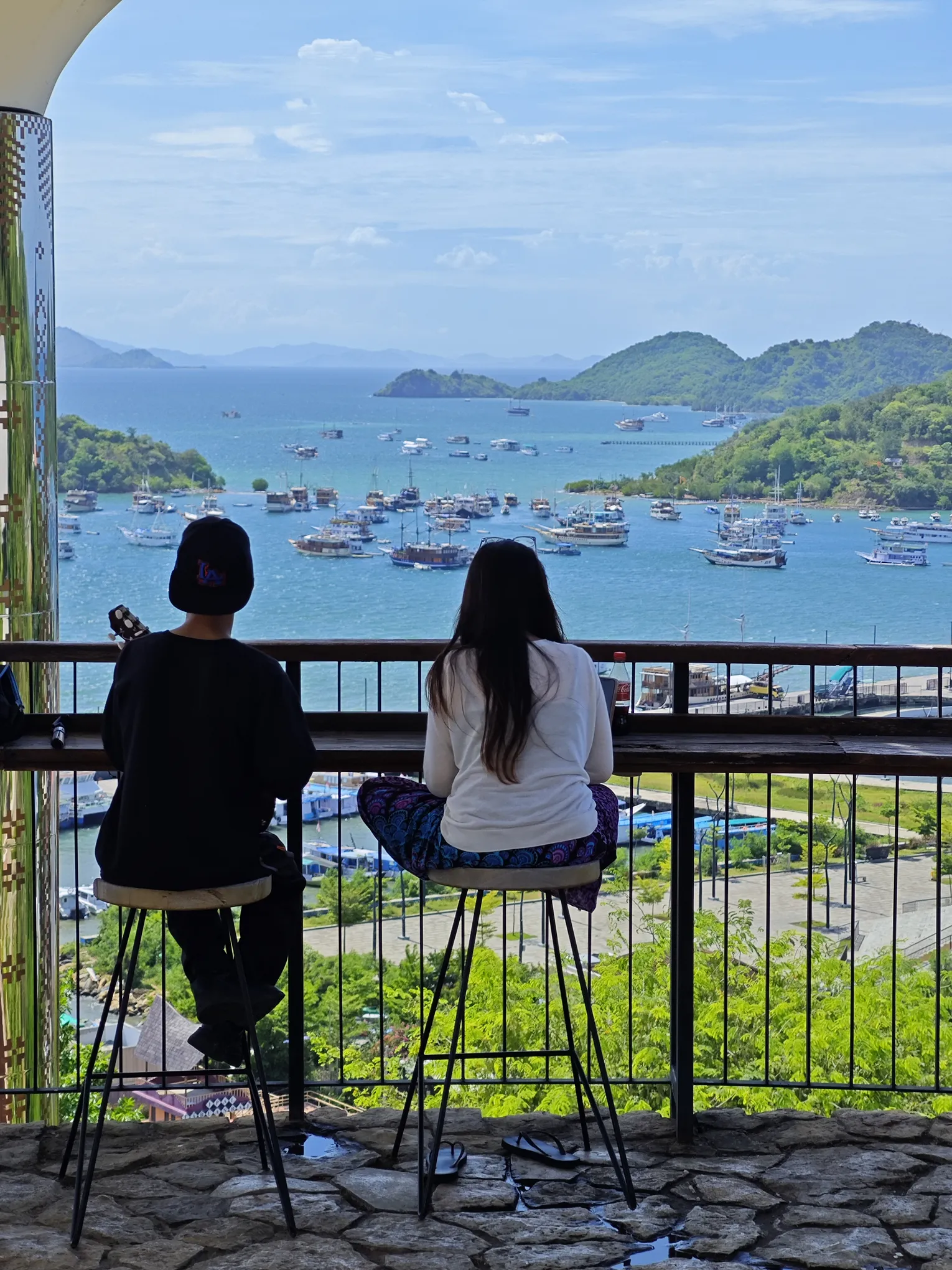 在公园里弹唱的情侣