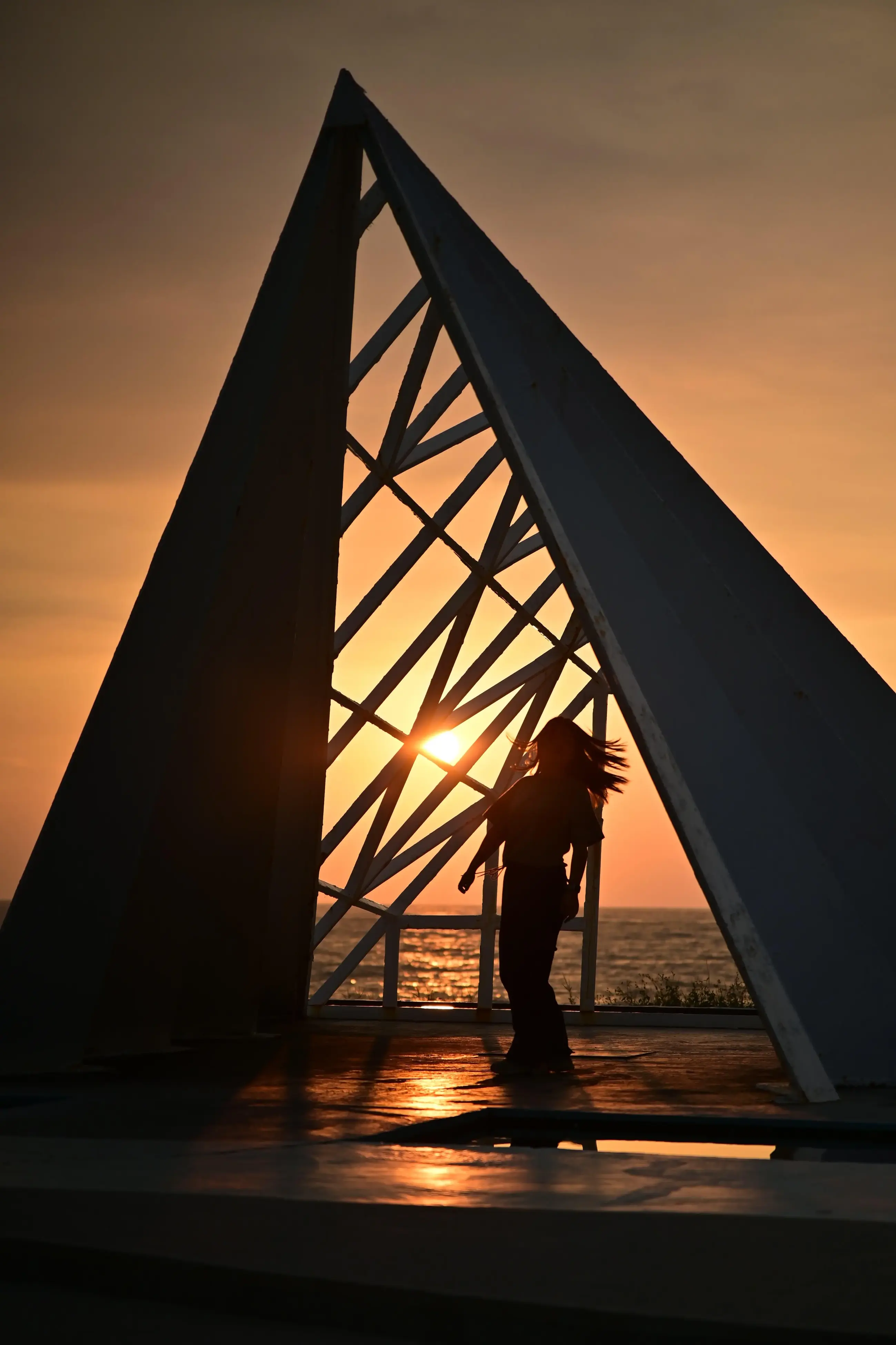 黄昏时的彩虹教堂艺术装置