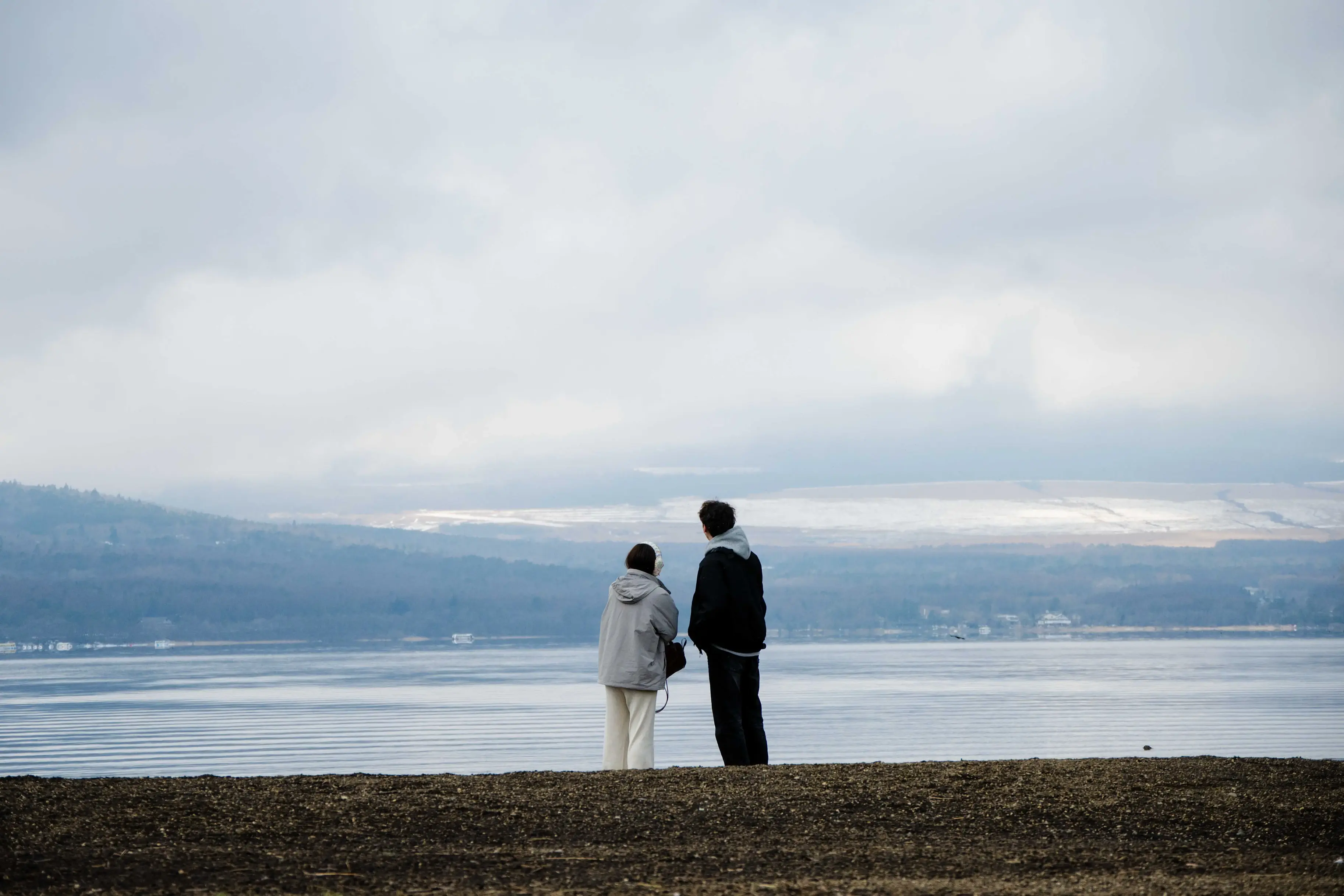 山中湖村等待富士山露出真容的路人