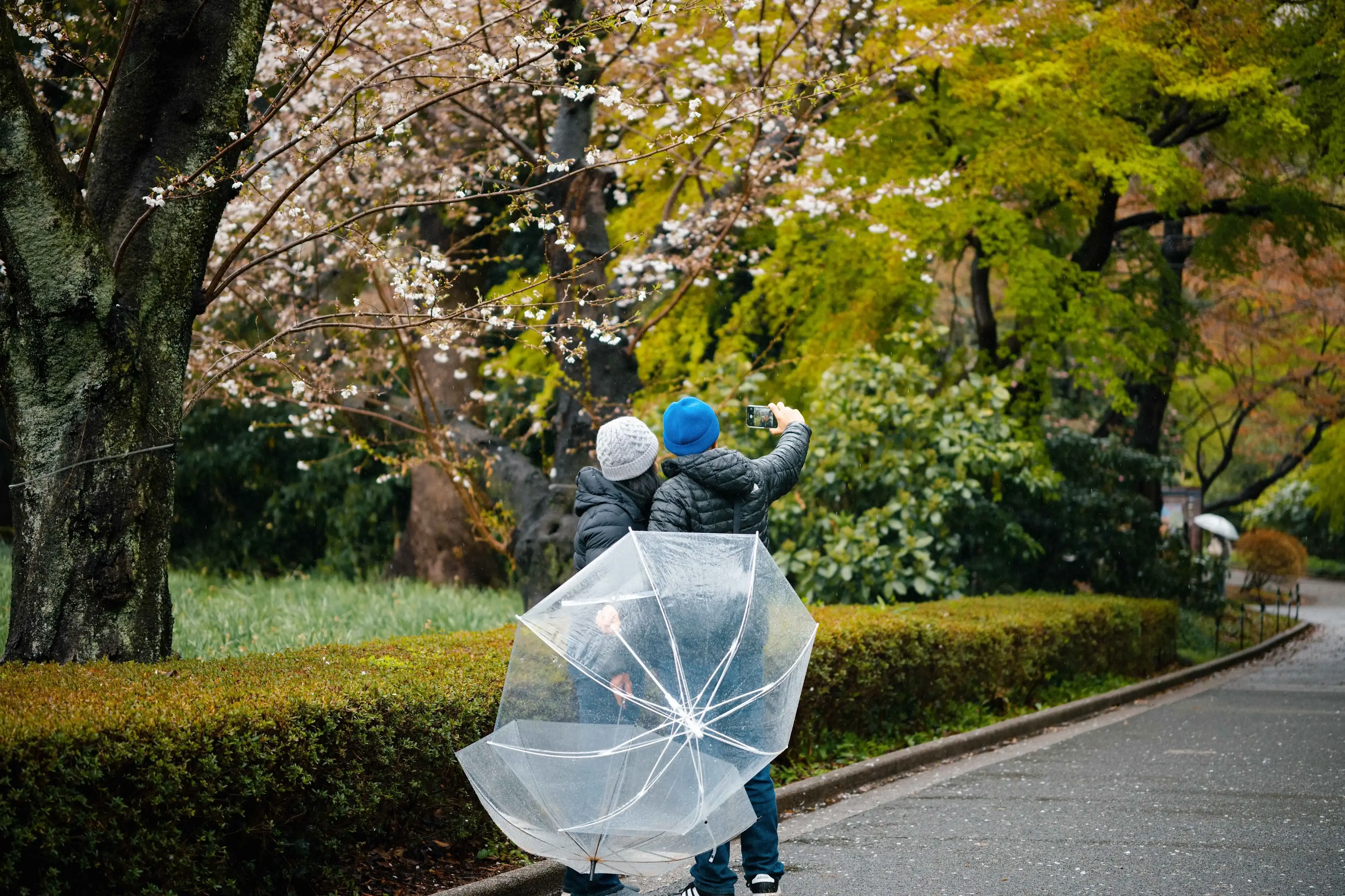 冒雨合影的路人